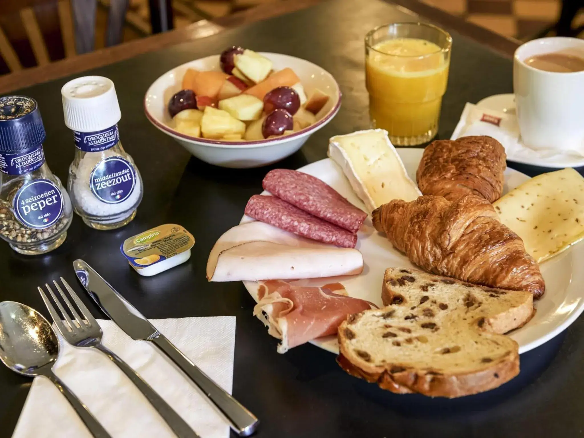 Restaurant/places to eat in ibis Tilburg Restaurant/places to eat in ibis Tilburg