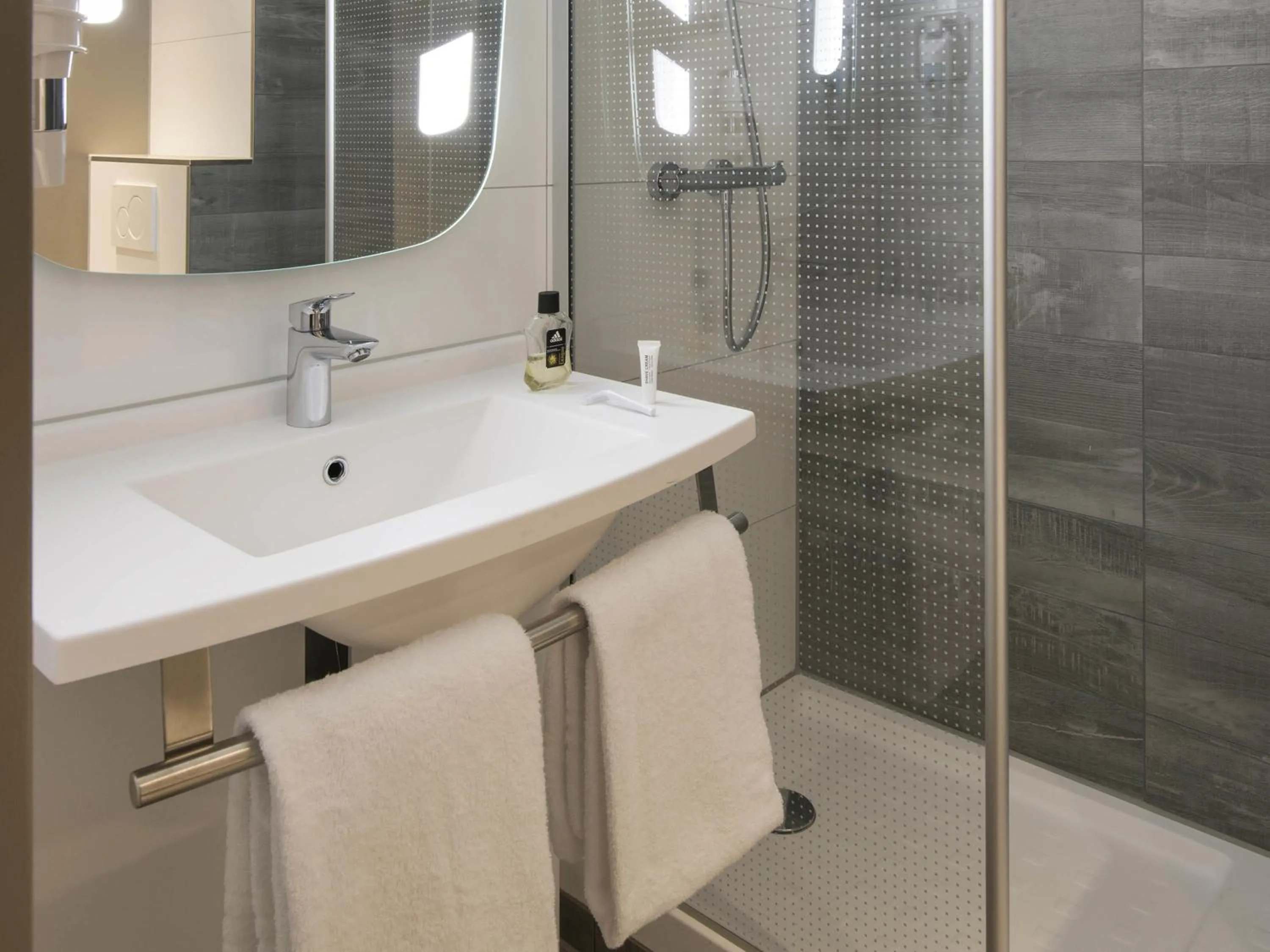 Bedroom in ibis Tilburg