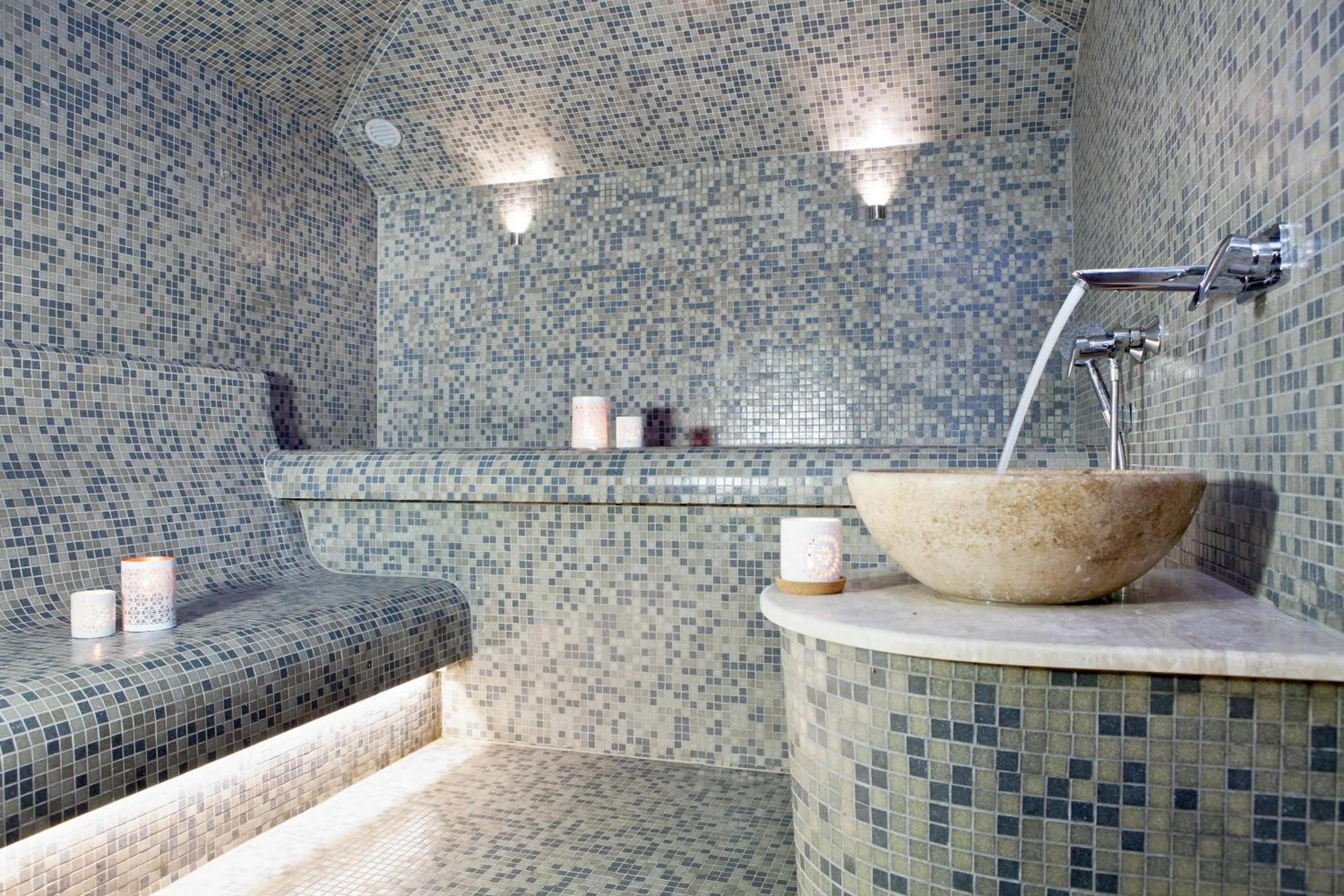 Steam room in Kurshi Hotel & Spa