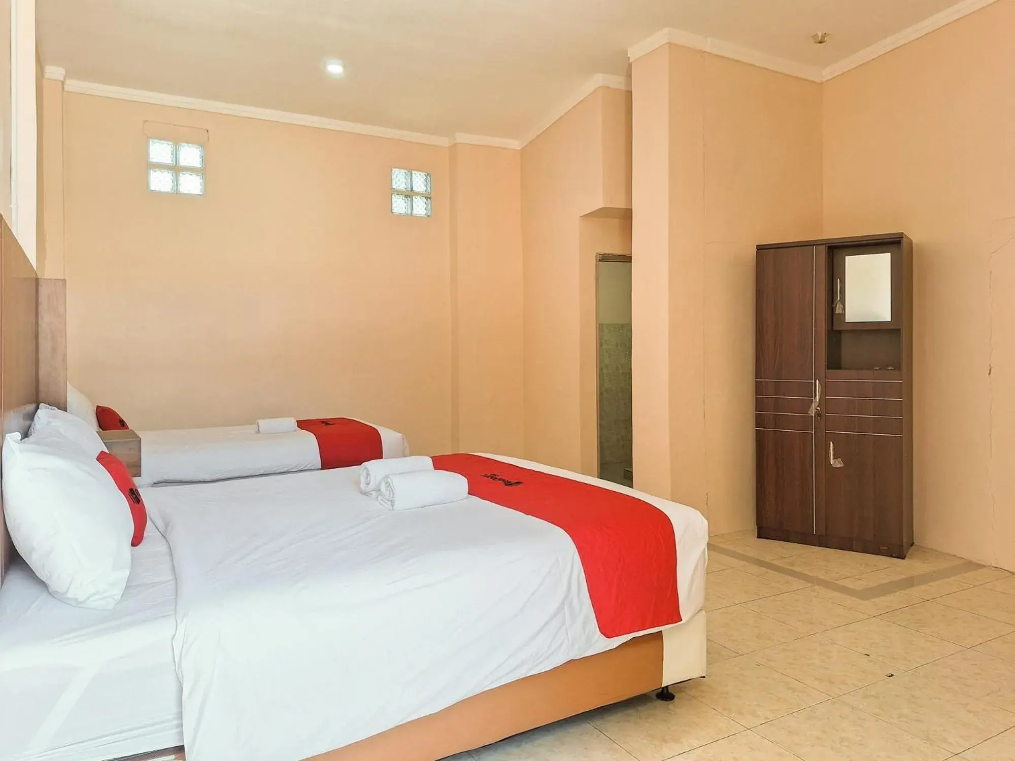 Bed in RedDoorz Syariah near Pasar Raya Padang Bed in RedDoorz Syariah near Pasar Raya Padang