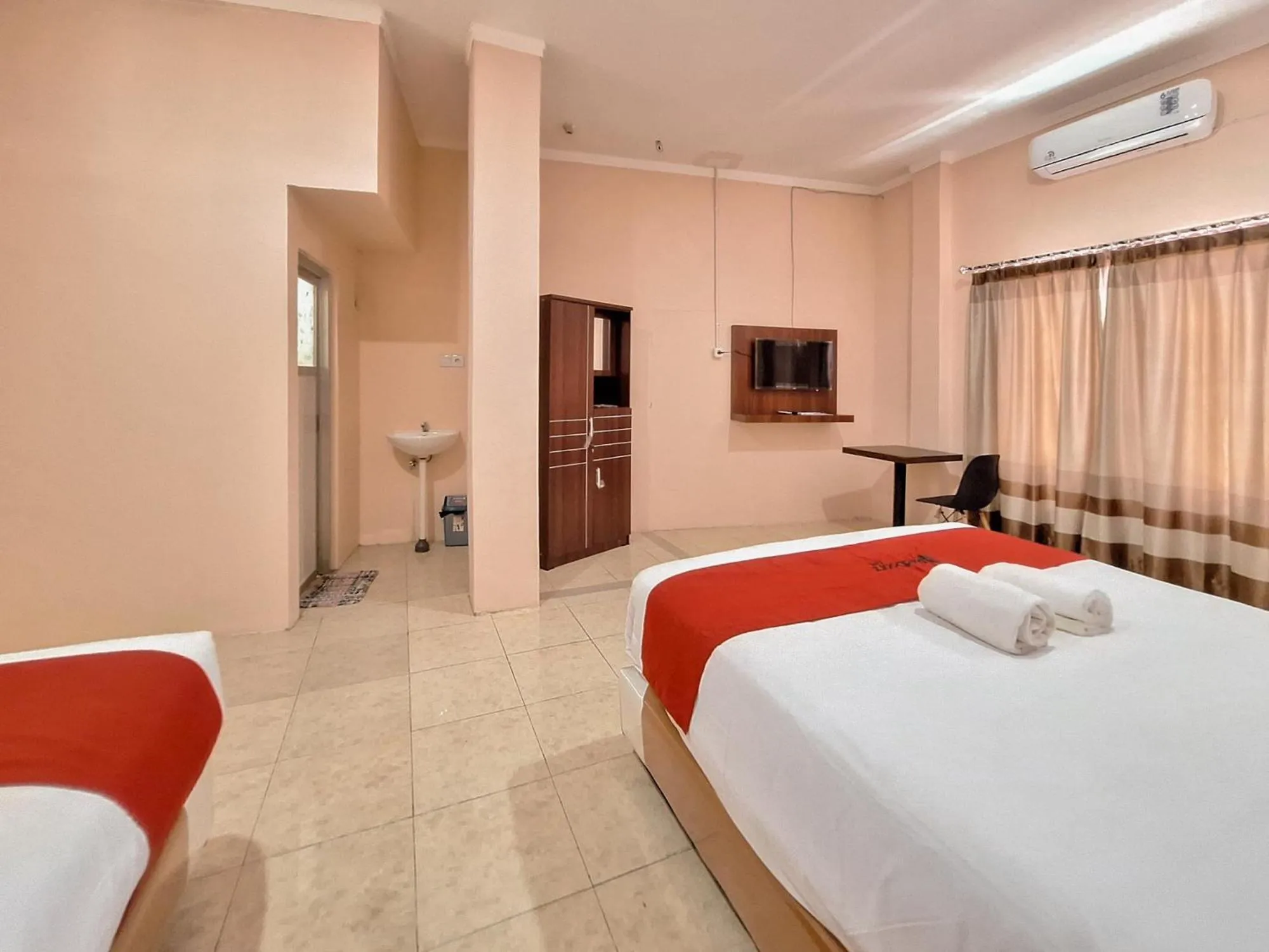 Bed in RedDoorz Syariah near Pasar Raya Padang