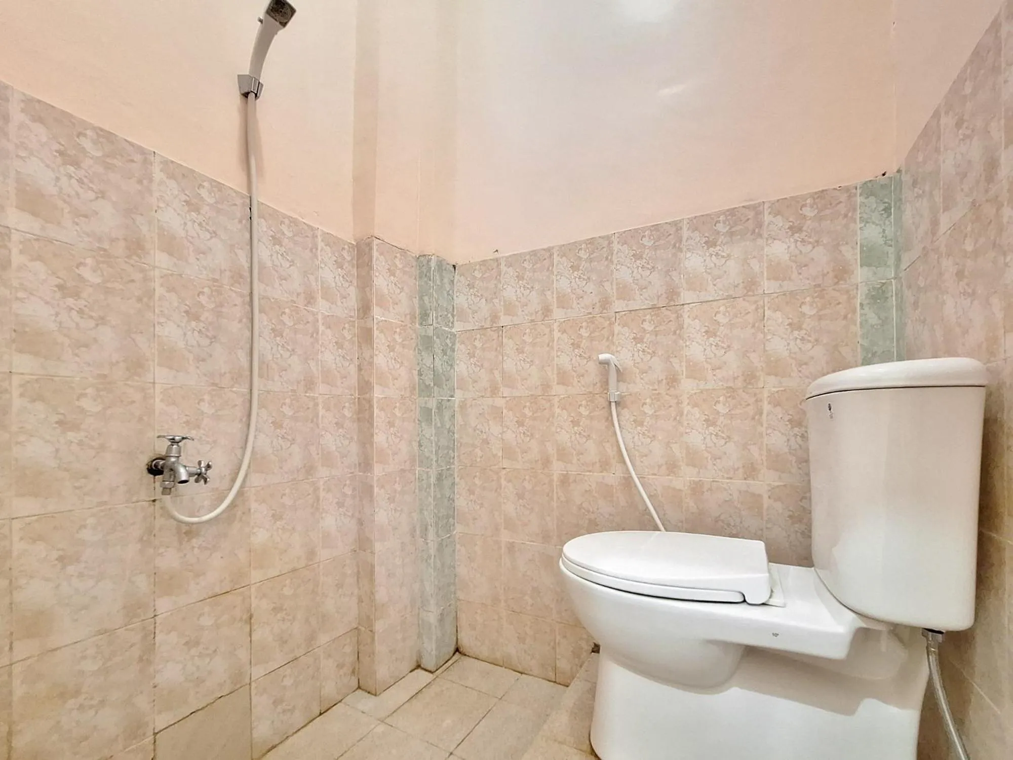 Shower in RedDoorz Syariah near Pasar Raya Padang