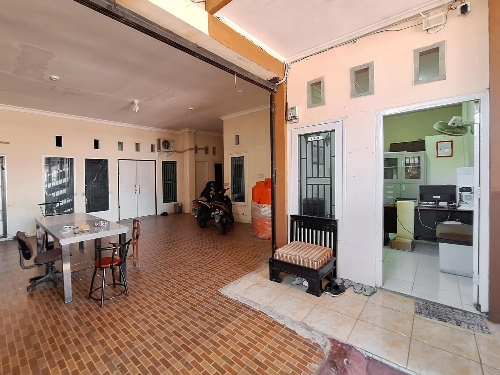 Property building in RedDoorz Syariah near Pasar Raya Padang