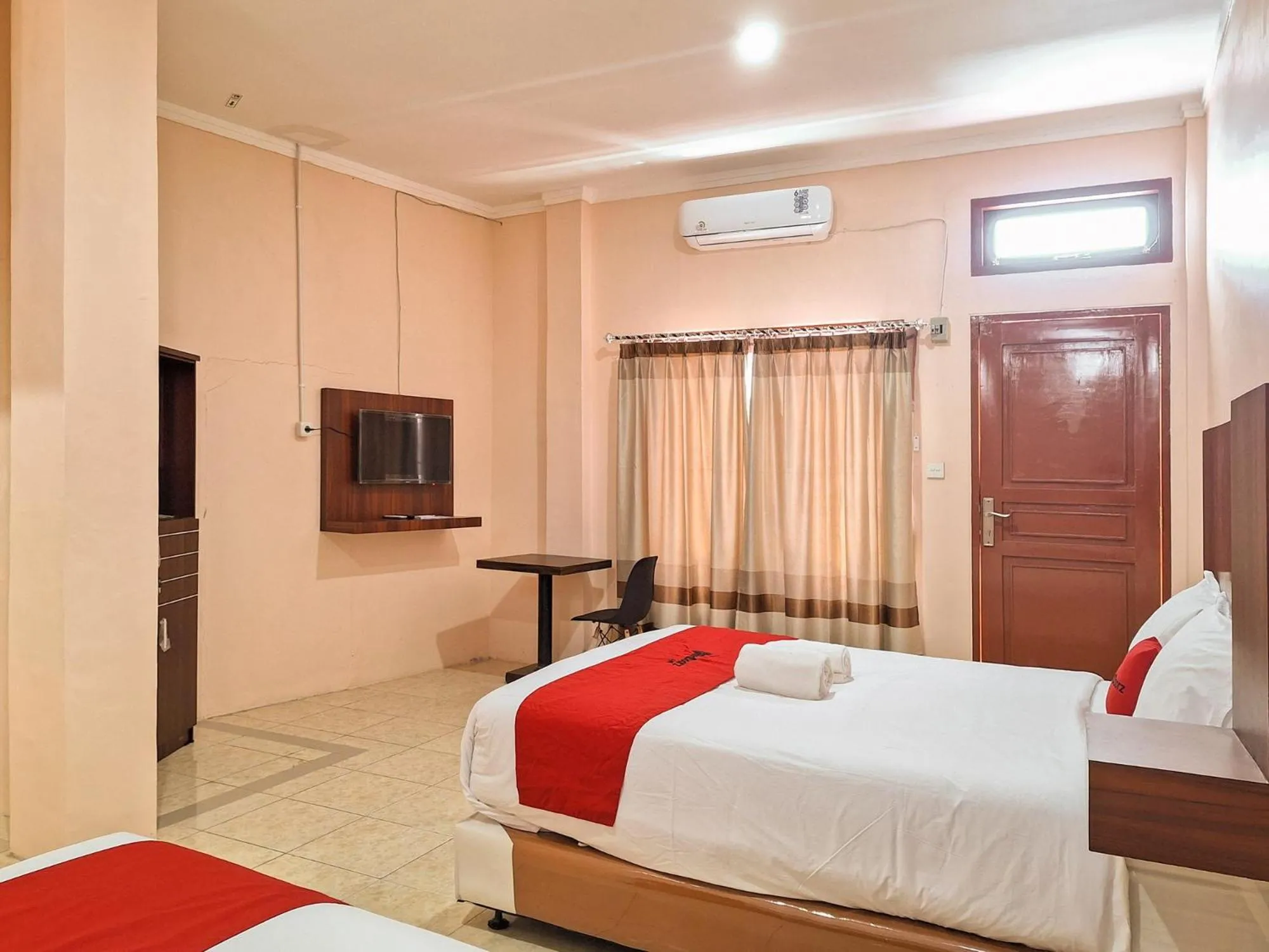 Bed in RedDoorz Syariah near Pasar Raya Padang