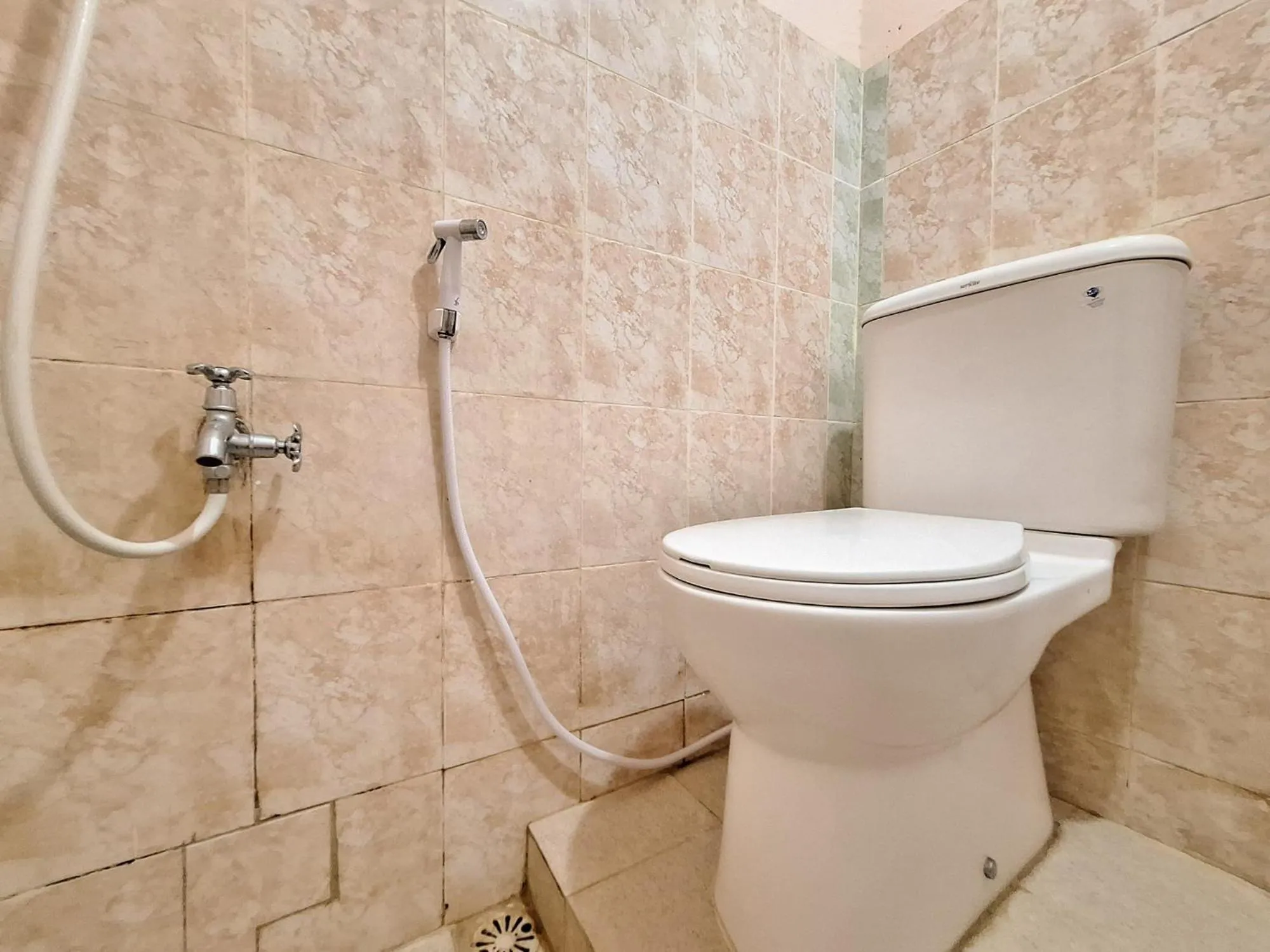 Shower in RedDoorz Syariah near Pasar Raya Padang