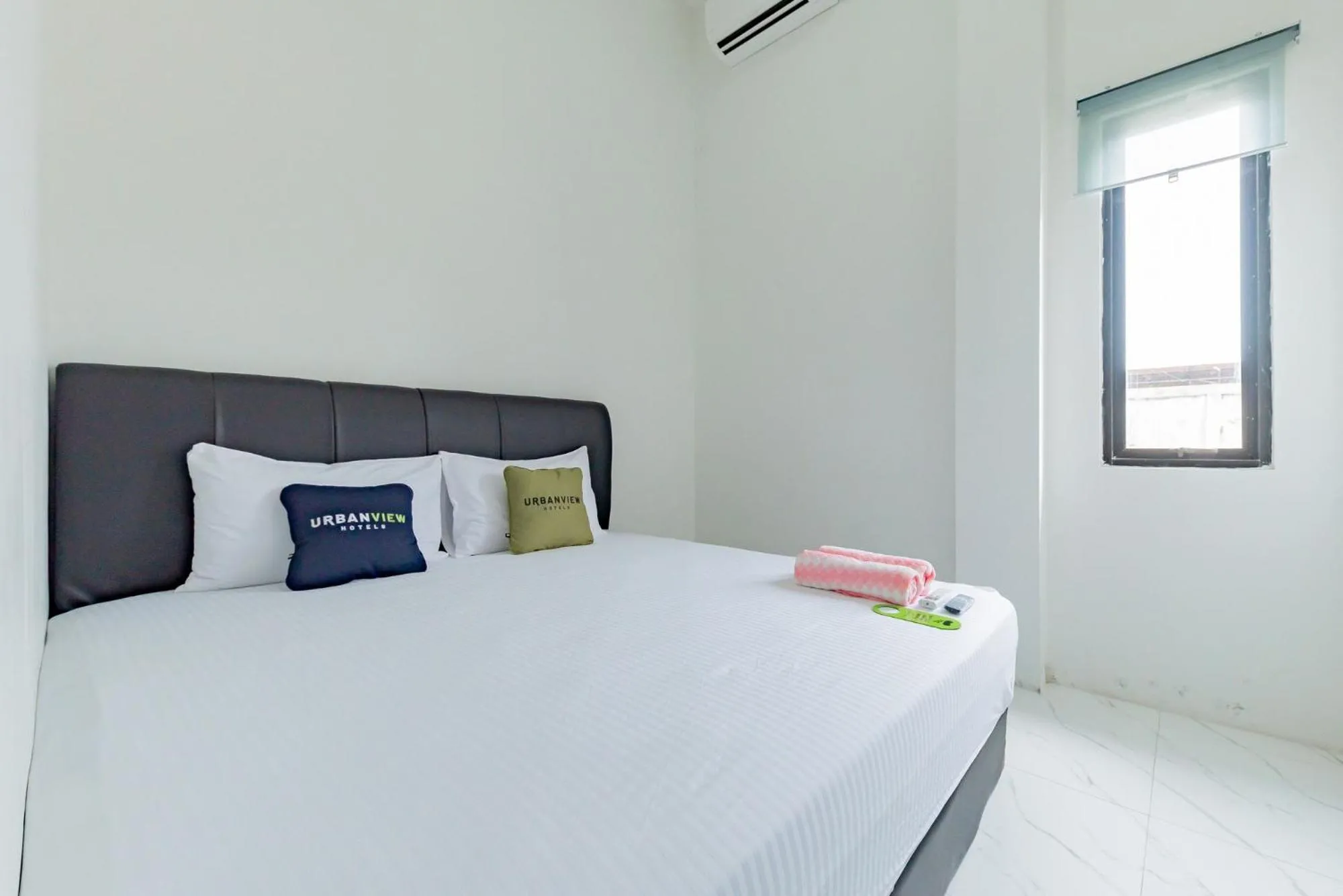 Bed in Urbanview Hotel La De Grizz Syariah Sampit by RedDoorz