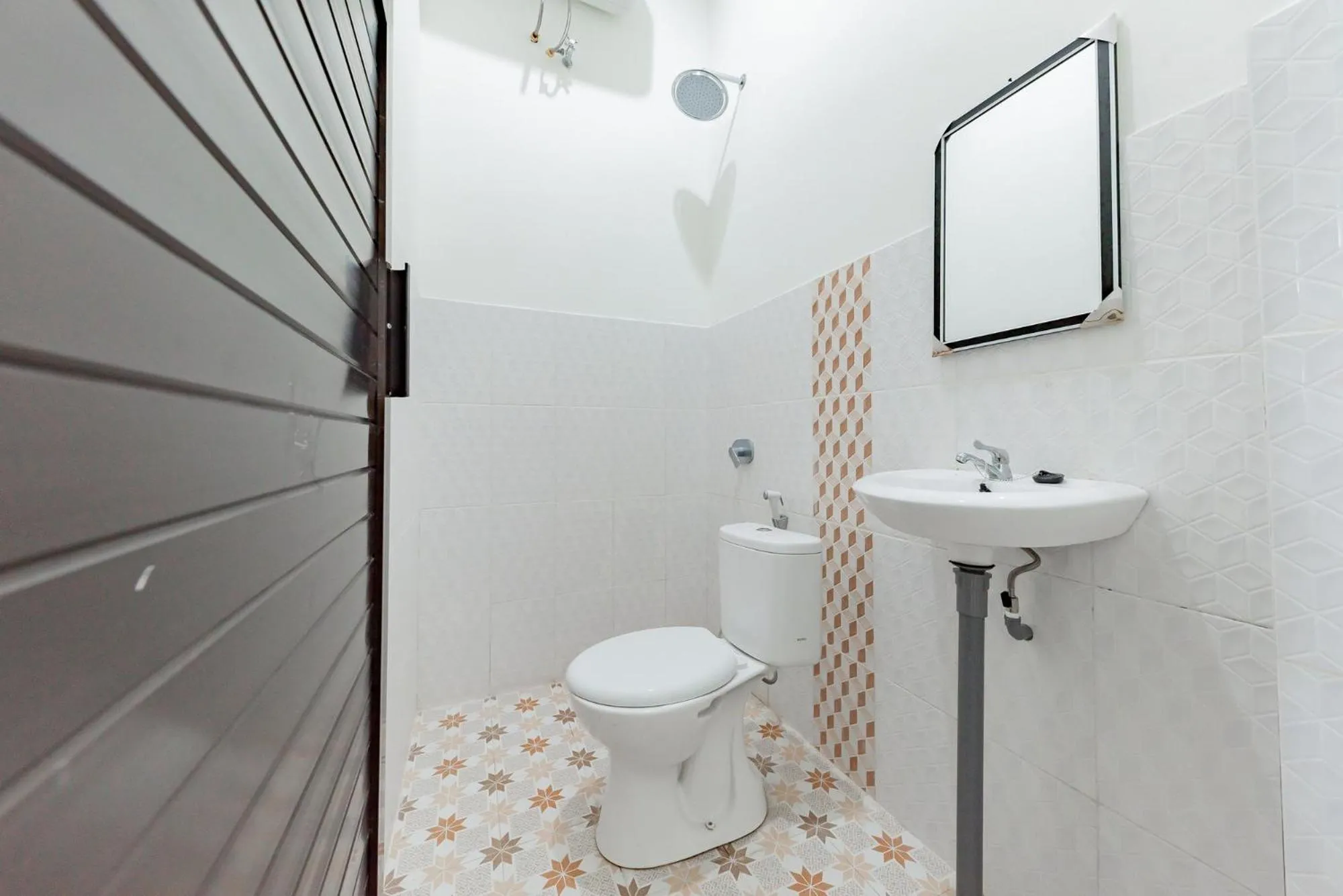 Shower in Urbanview Hotel La De Grizz Syariah Sampit by RedDoorz