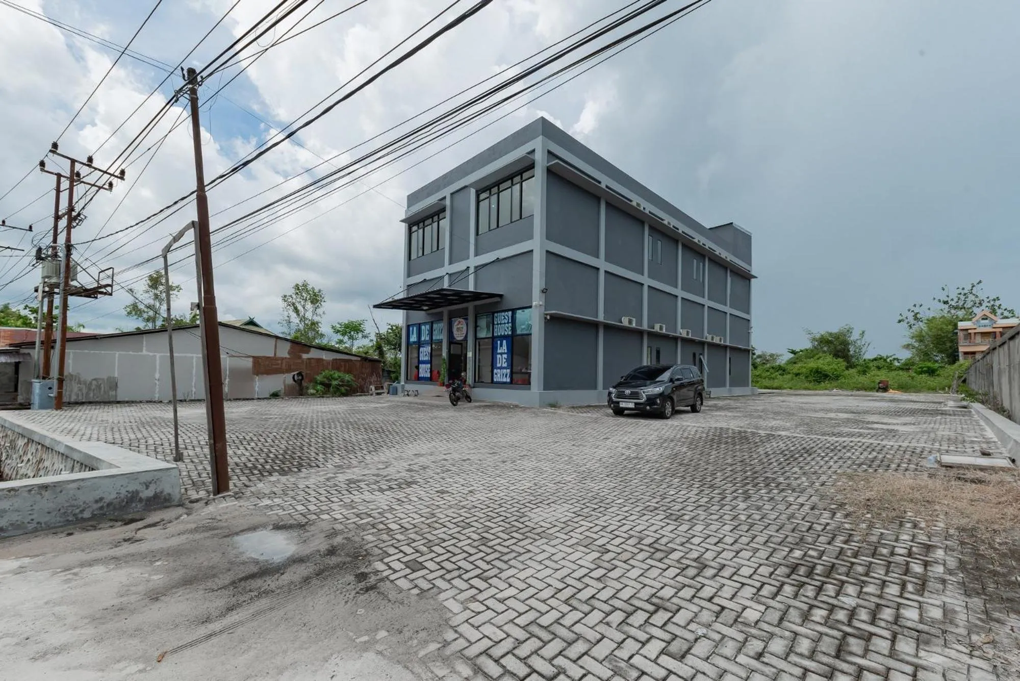 Property building in Urbanview Hotel La De Grizz Syariah Sampit by RedDoorz