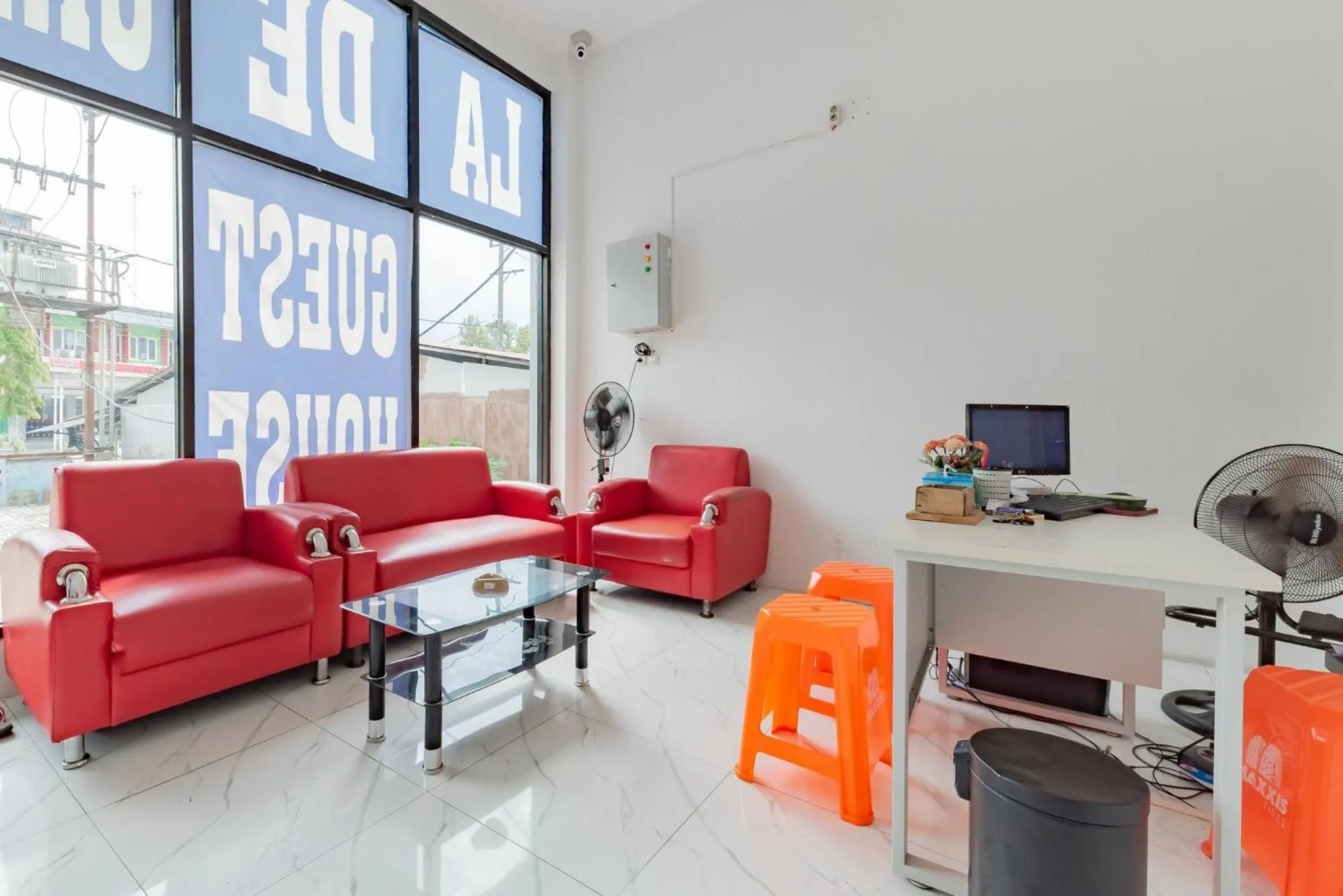 Lobby or reception in Urbanview Hotel La De Grizz Syariah Sampit by RedDoorz