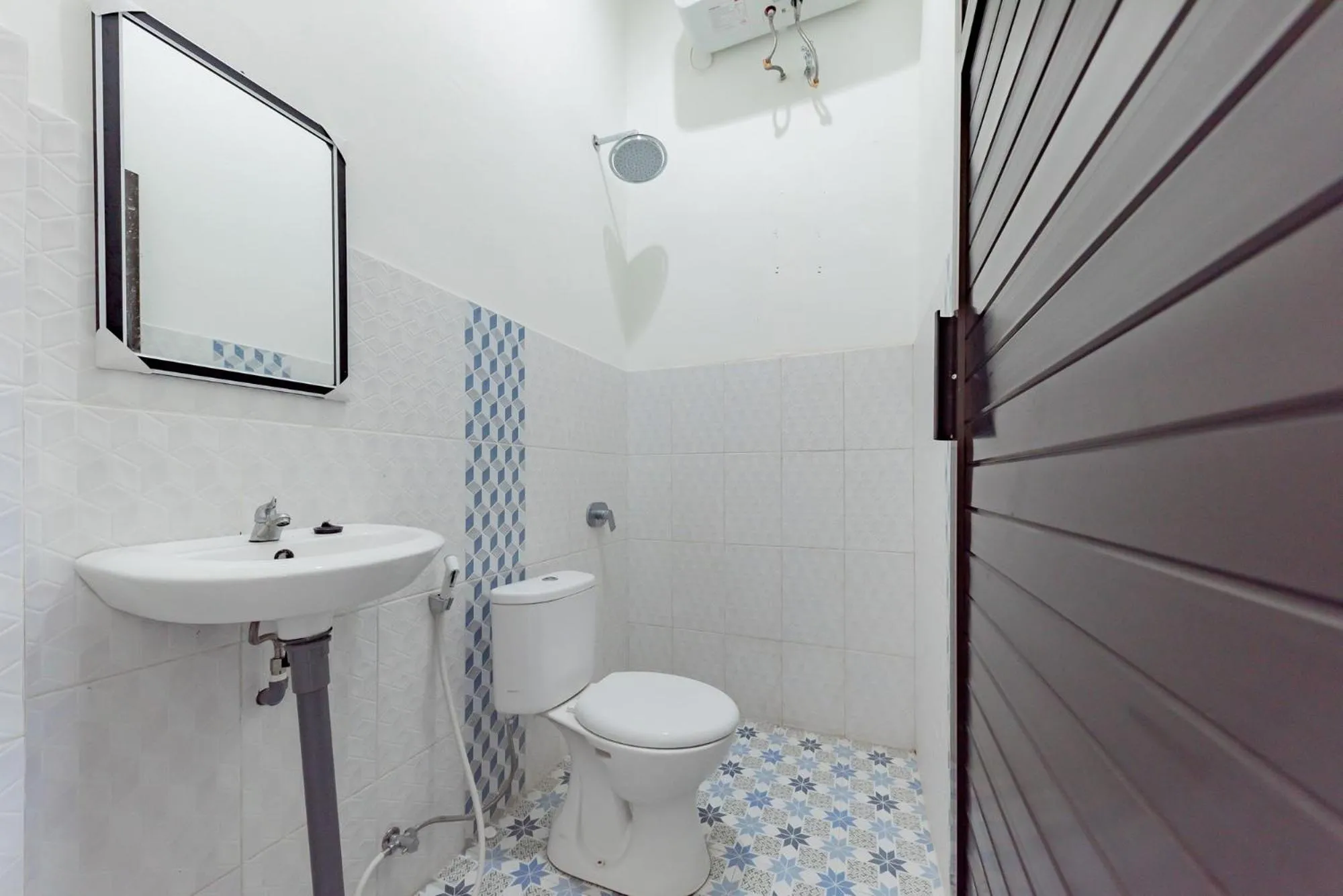 Shower in Urbanview Hotel La De Grizz Syariah Sampit by RedDoorz