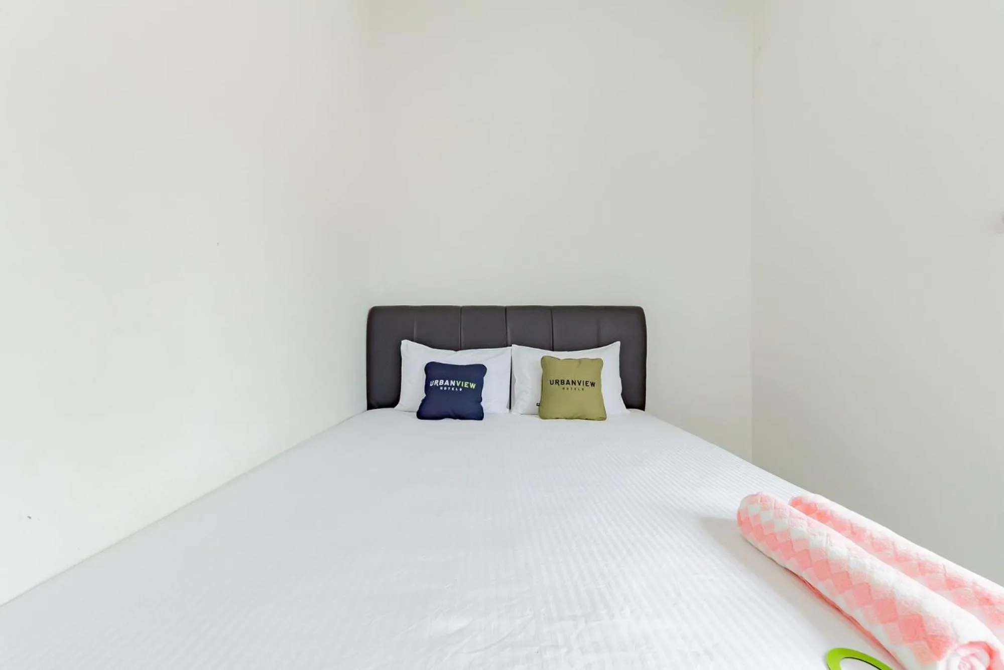 Bed in Urbanview Hotel La De Grizz Syariah Sampit by RedDoorz