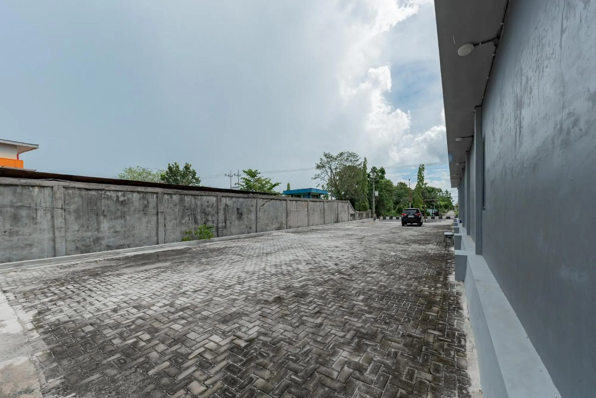 Parking in Urbanview Hotel La De Grizz Syariah Sampit by RedDoorz