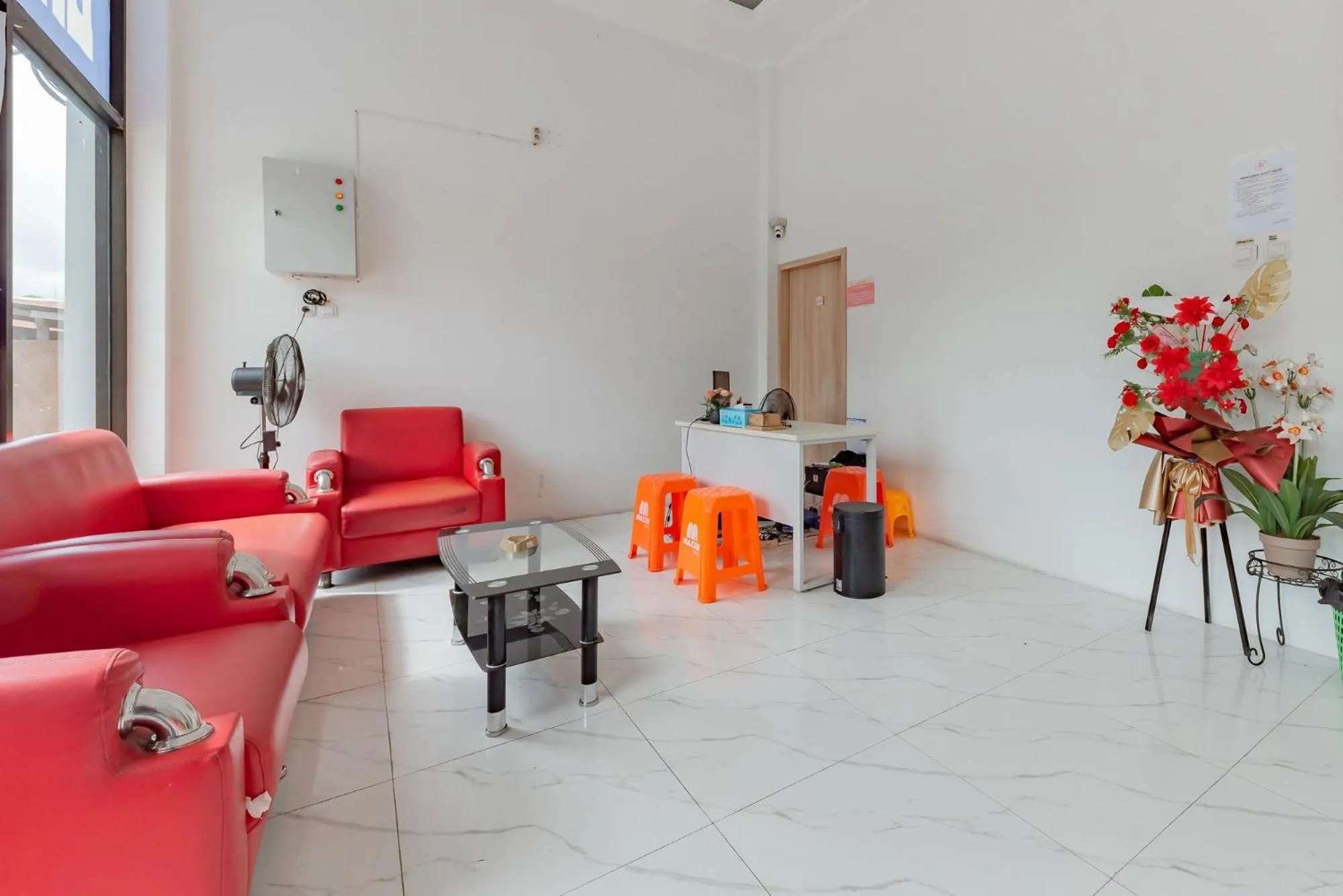 Lobby or reception in Urbanview Hotel La De Grizz Syariah Sampit by RedDoorz