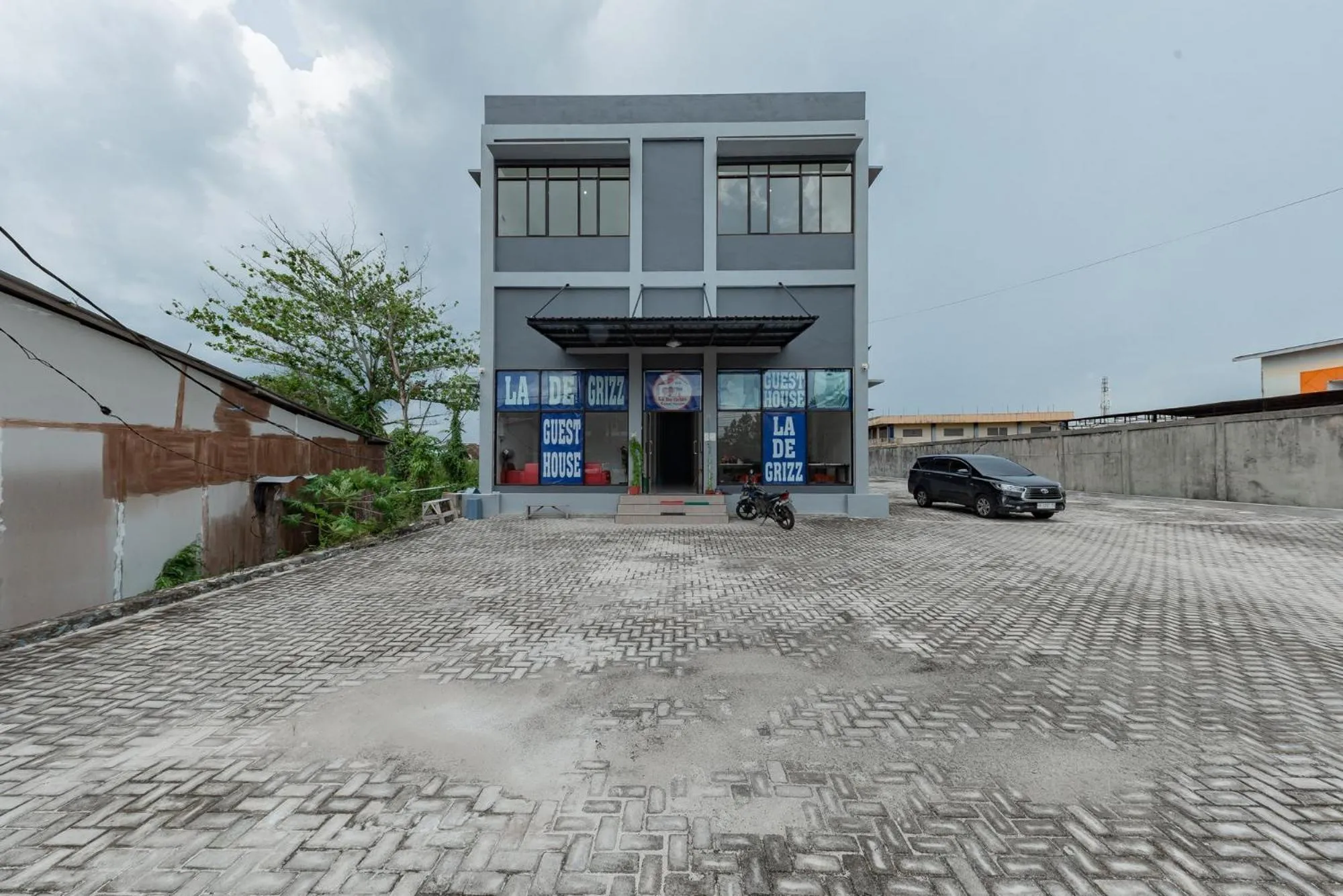 Property building in Urbanview Hotel La De Grizz Syariah Sampit by RedDoorz