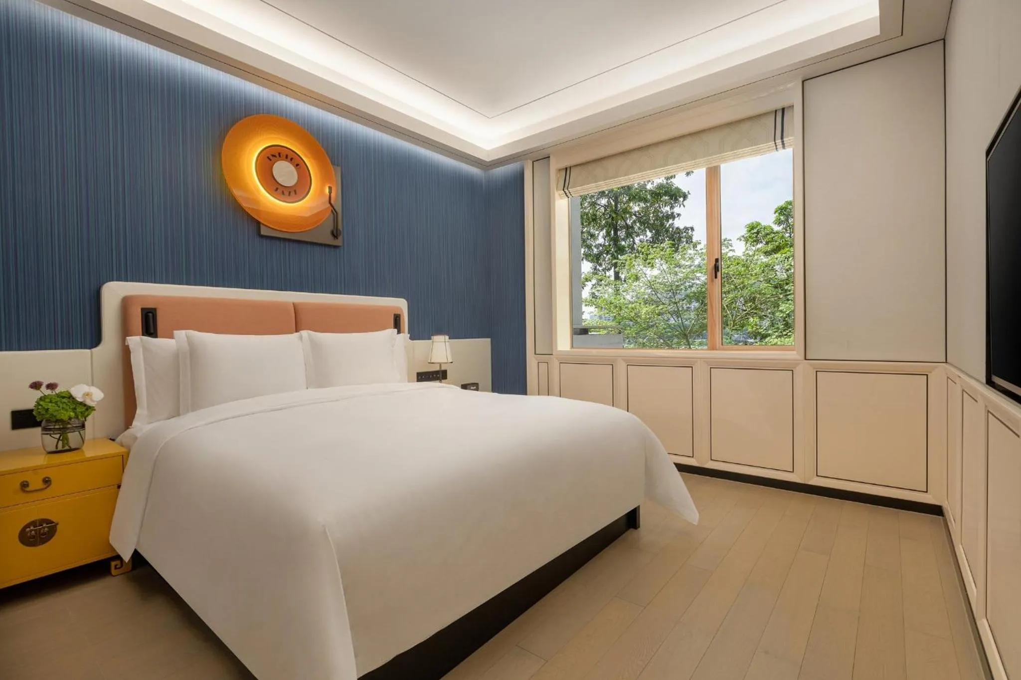 Photo of the whole room, Bed in Hotel Indigo Guangzhou Haixinsha by IHG