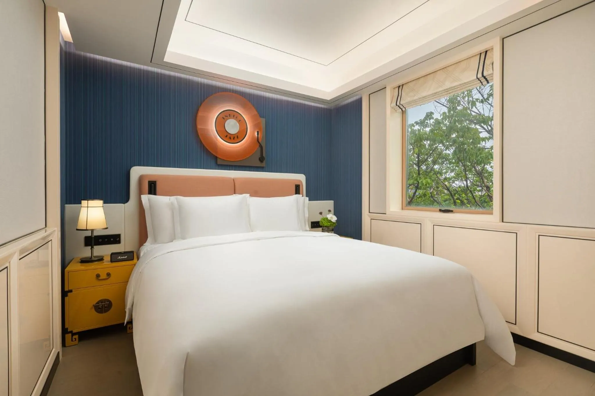 Photo of the whole room, Bed in Hotel Indigo Guangzhou Haixinsha by IHG