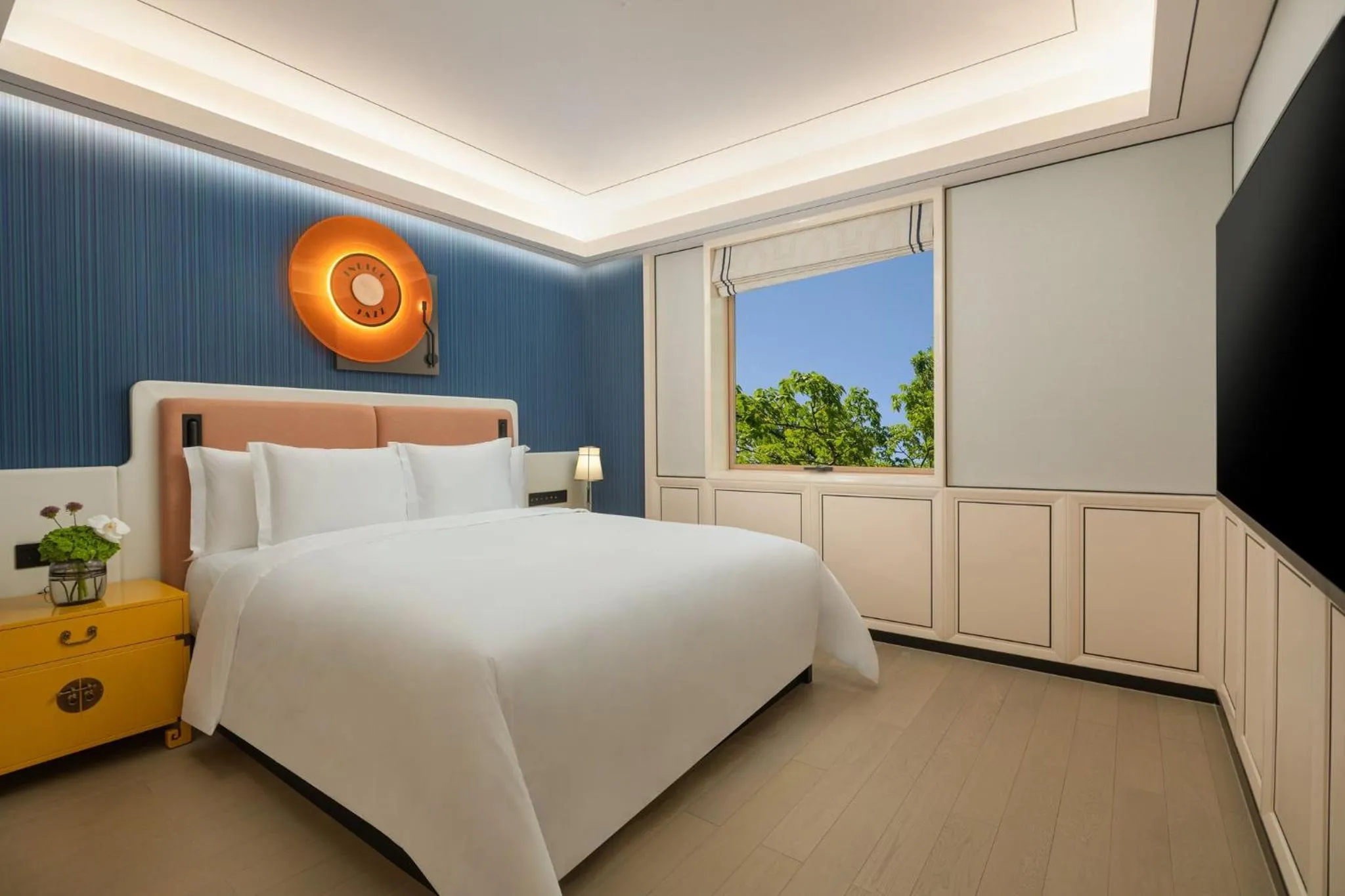 Photo of the whole room, Bed in Hotel Indigo Guangzhou Haixinsha by IHG