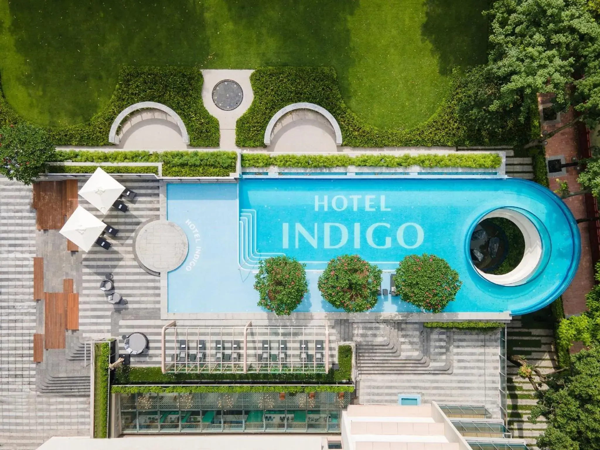 Swimming pool in Hotel Indigo Guangzhou Haixinsha by IHG Swimming pool in Hotel Indigo Guangzhou Haixinsha by IHG