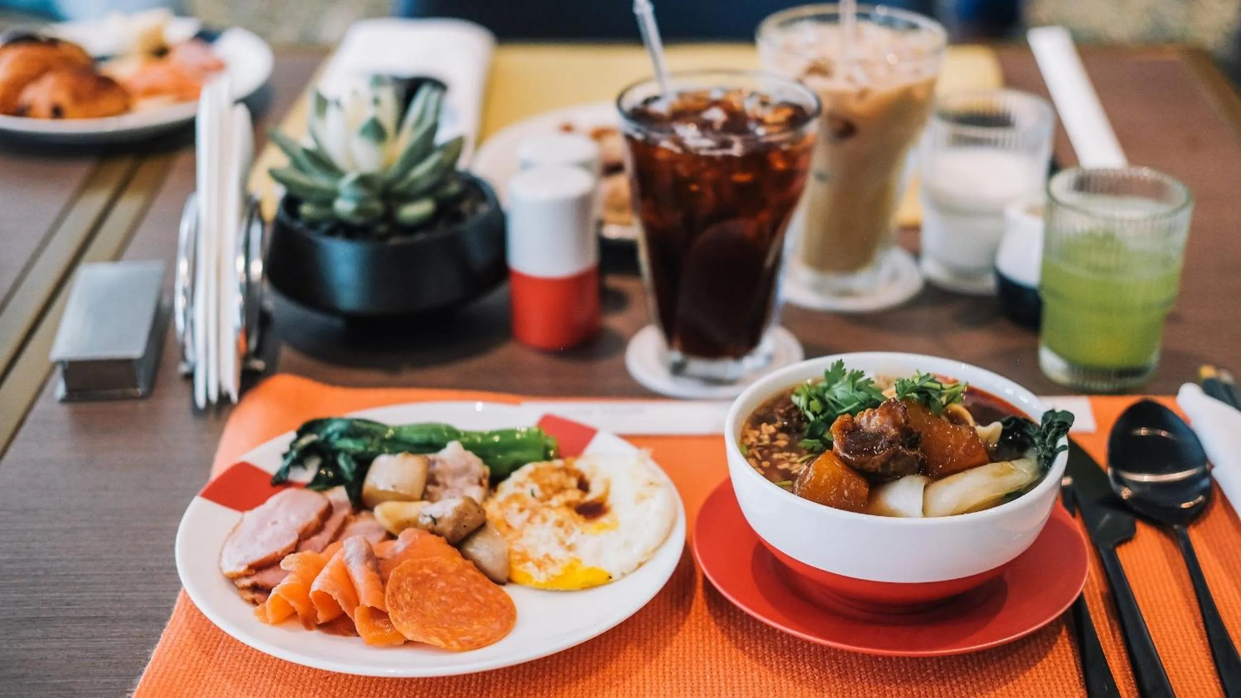 Restaurant/places to eat in Hotel Indigo Guangzhou Haixinsha by IHG