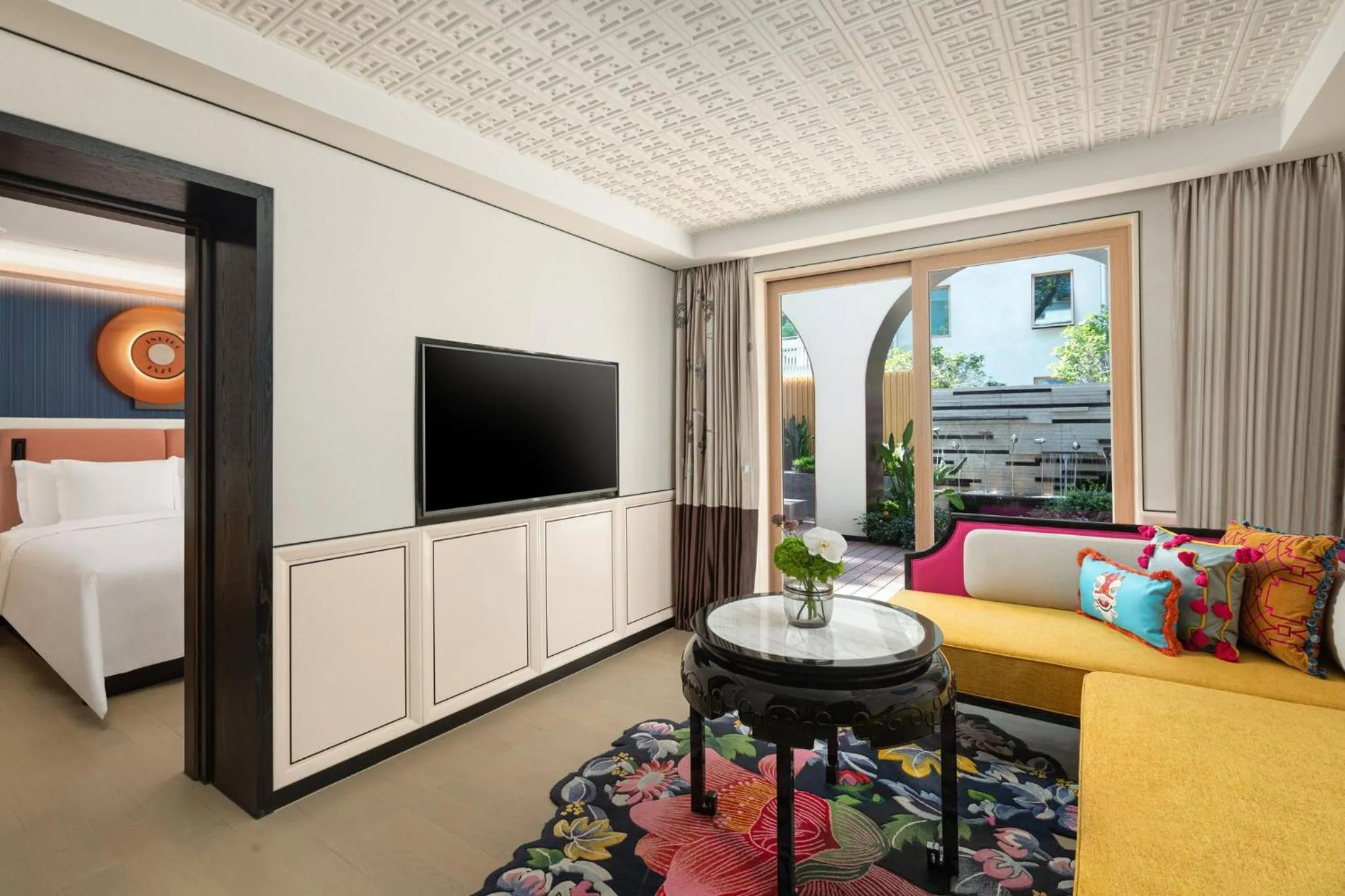 Photo of the whole room, Bed in Hotel Indigo Guangzhou Haixinsha by IHG