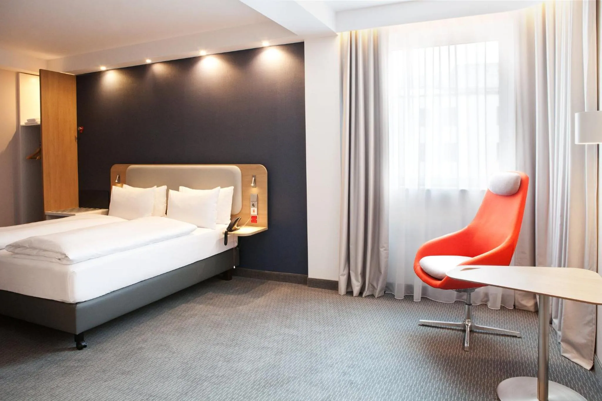 Photo of the whole room, Bed in Holiday Inn Express Bochum by IHG
