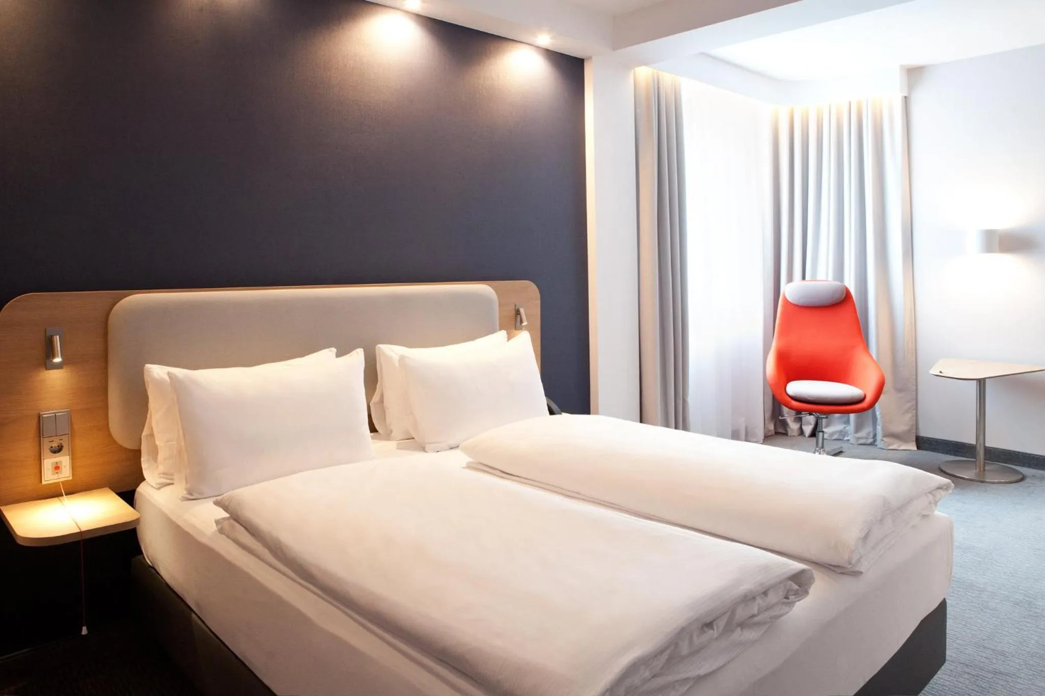 Photo of the whole room, Bed in Holiday Inn Express Bochum by IHG
