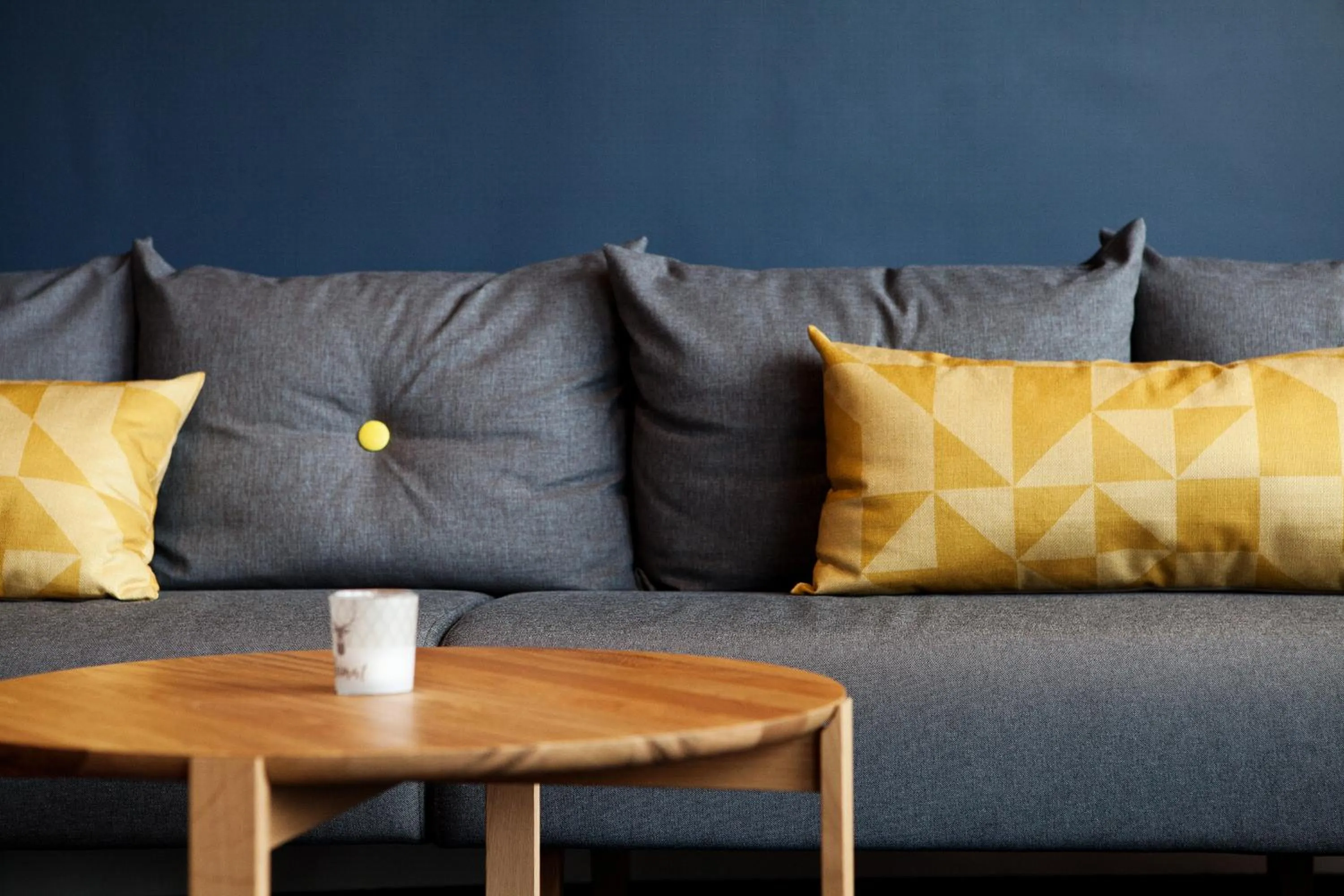 Communal lounge/ TV room in Holiday Inn Express Bochum by IHG