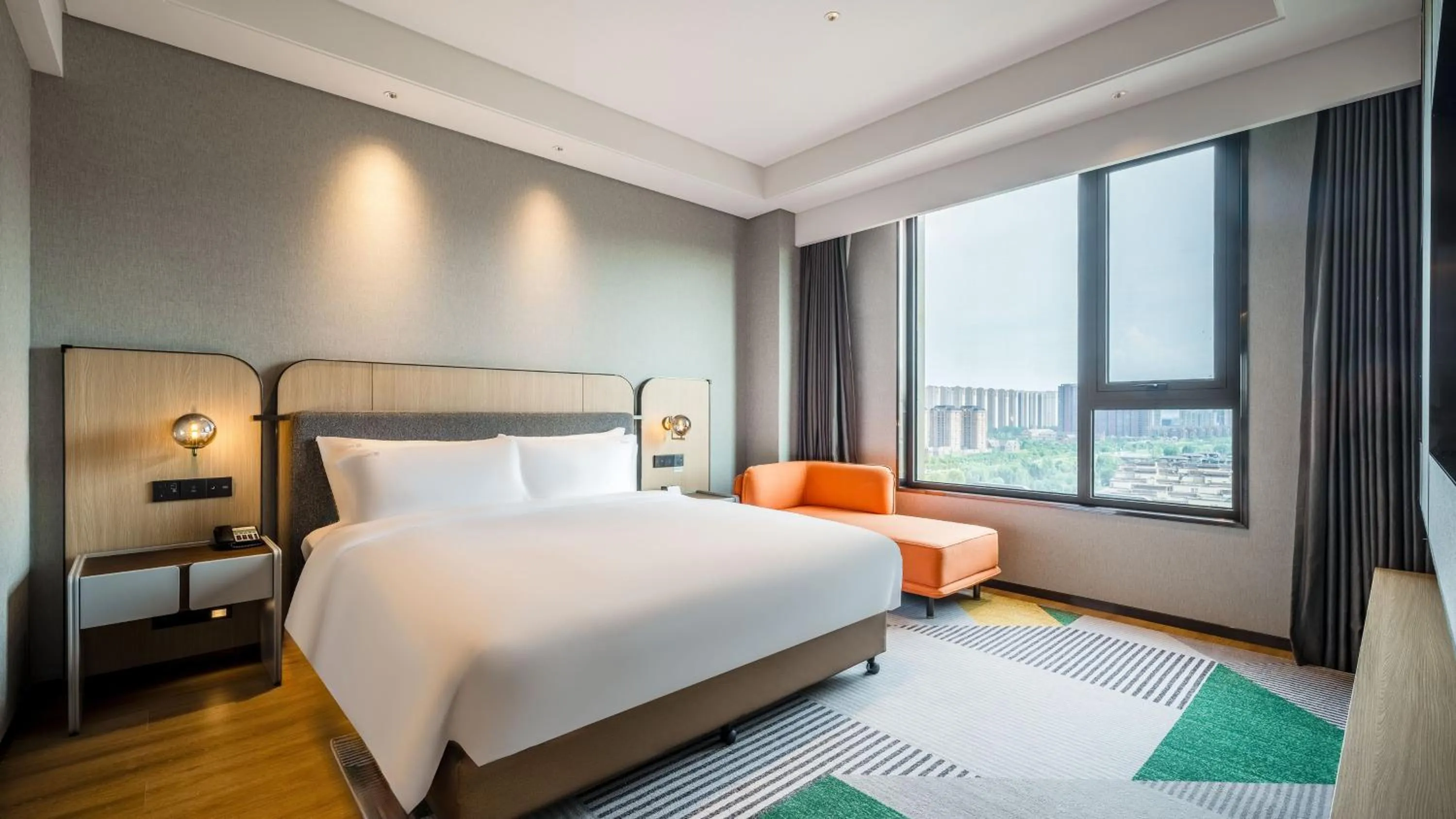 Photo of the whole room, Bed in Holiday Inn Xi'an East by IHG