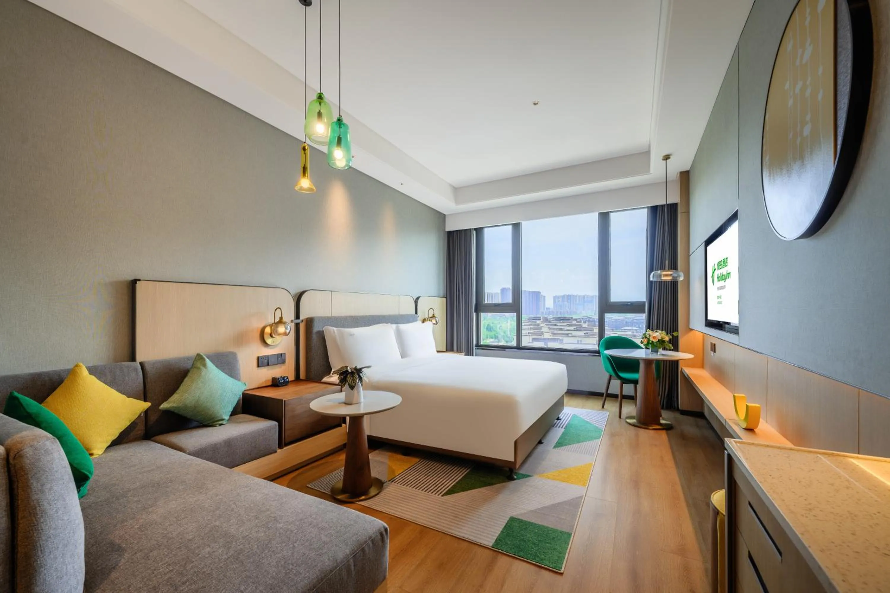 Photo of the whole room, Bed in Holiday Inn Xi'an East by IHG