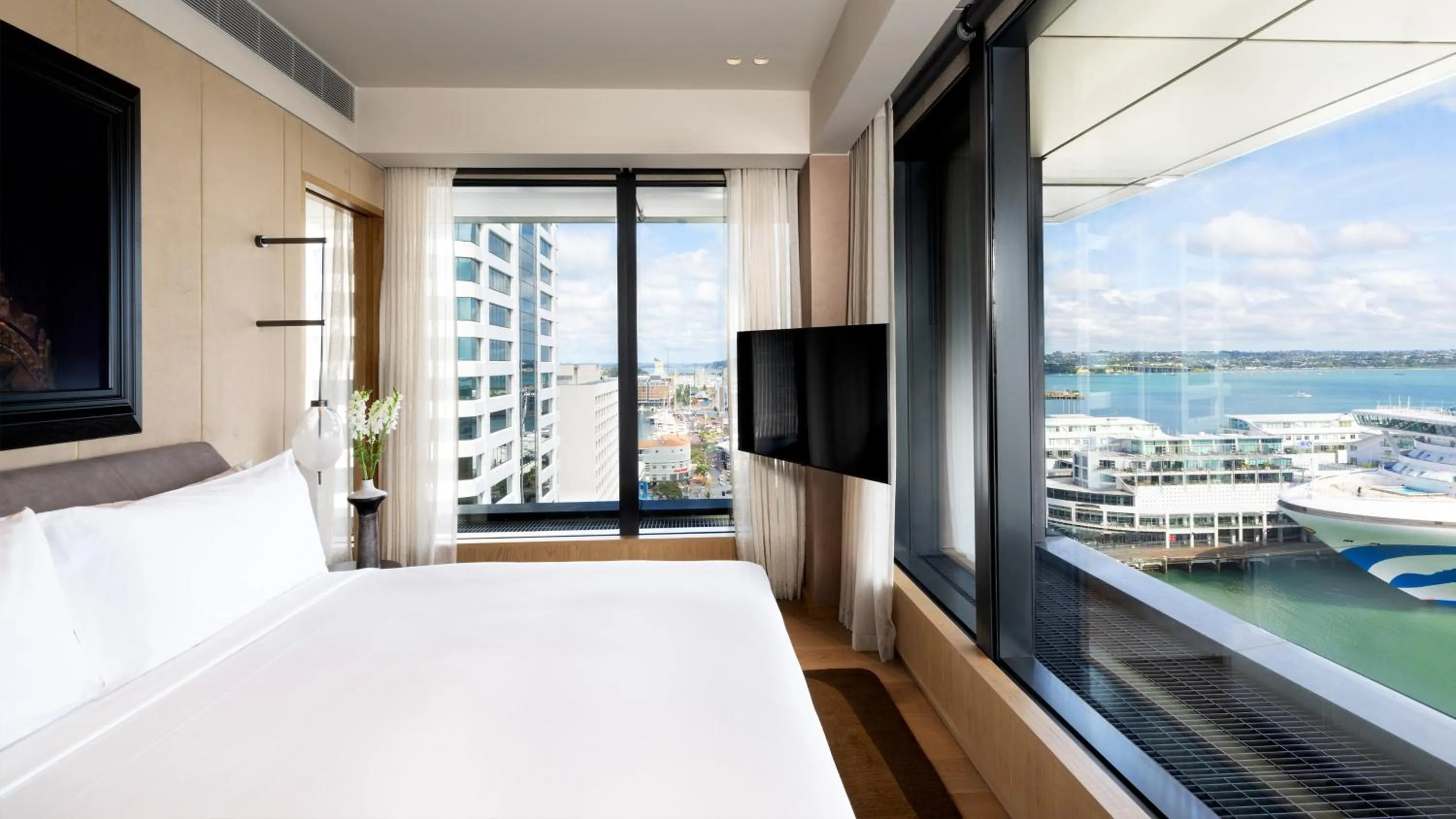 Photo of the whole room, Bed in InterContinental Auckland by IHG