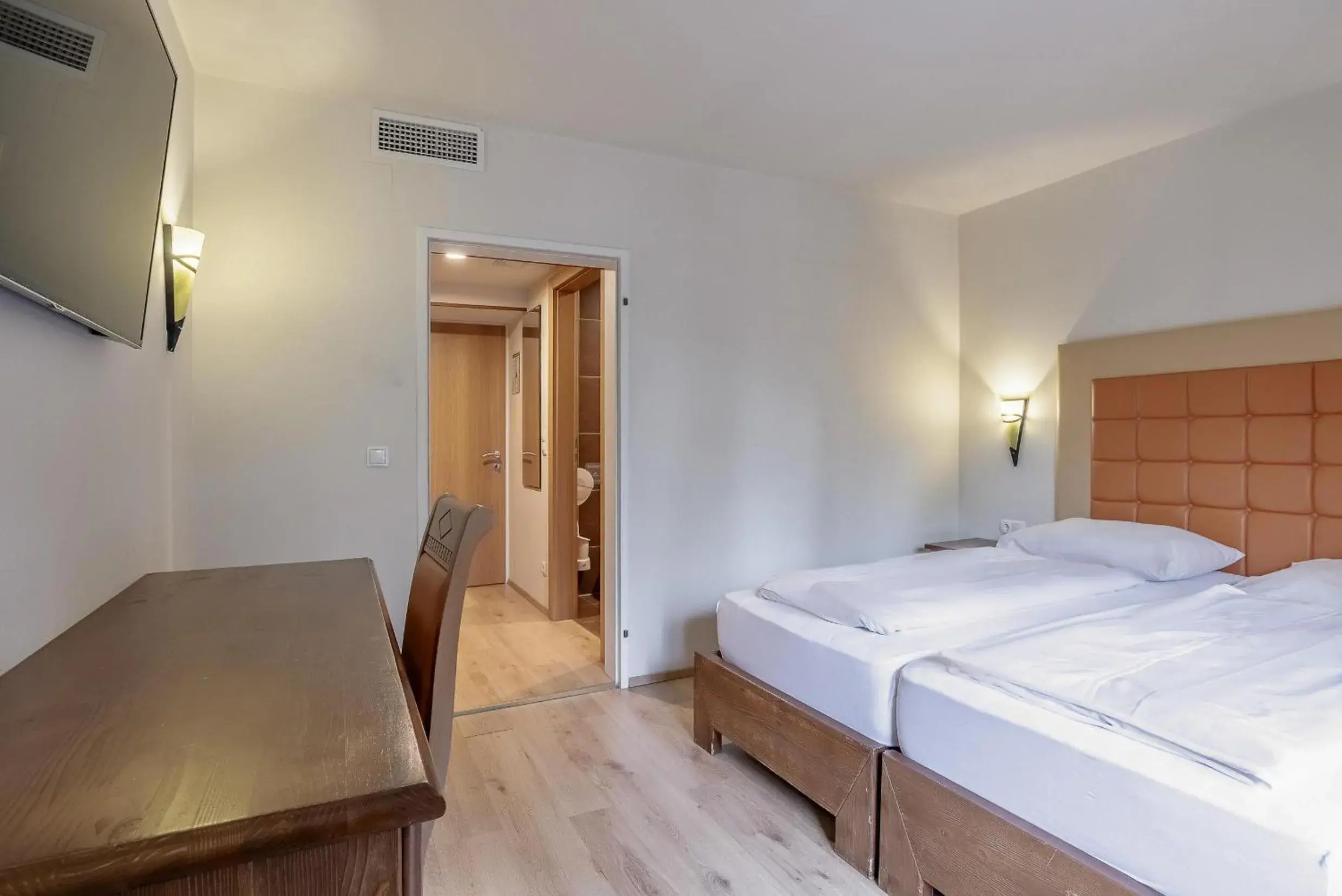 Economy Double or Twin Room in Hotel Victoriya Economy Double or Twin Room in Hotel Victoriya