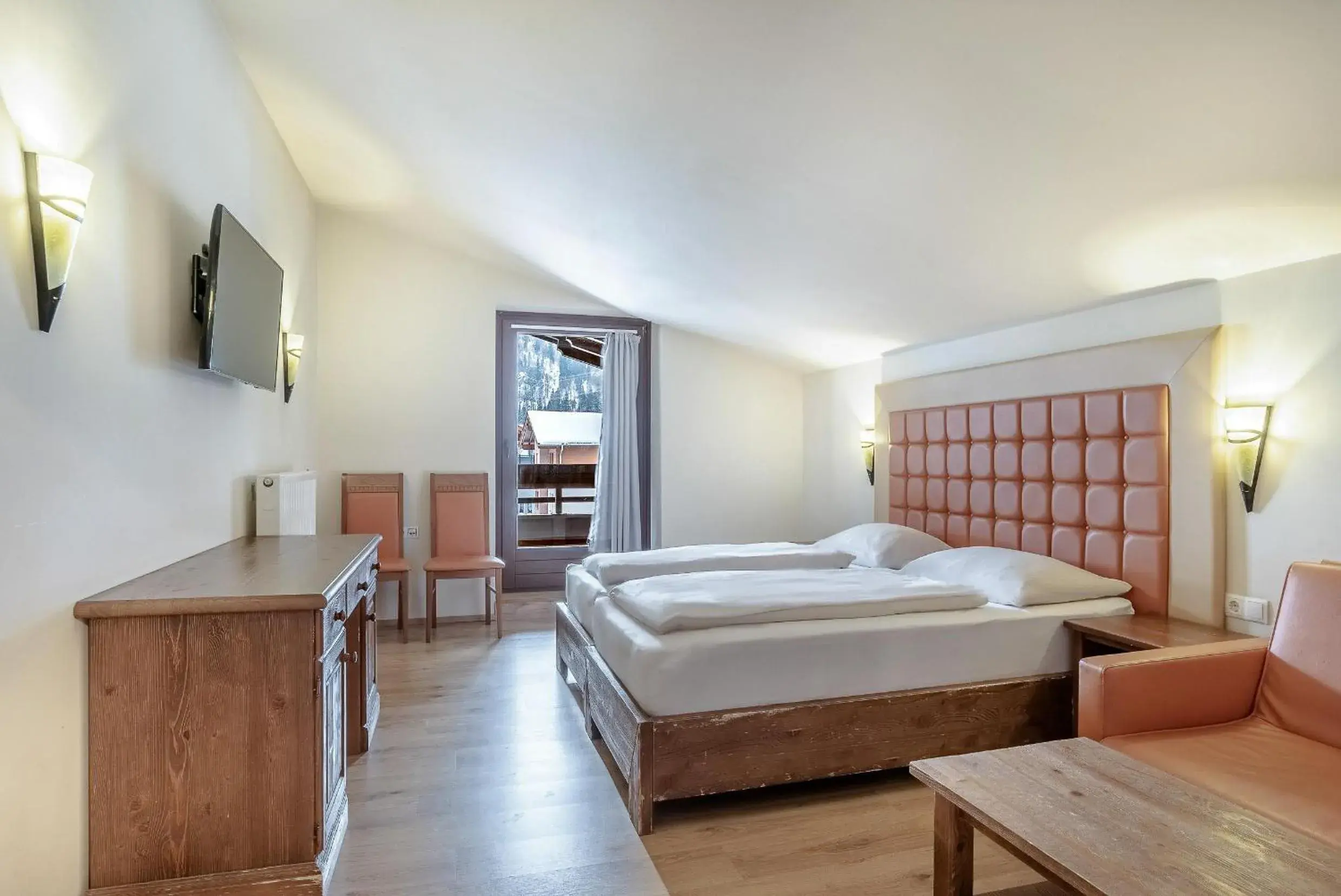 Quadruple Room with Mountain View in Hotel Victoriya Quadruple Room with Mountain View in Hotel Victoriya