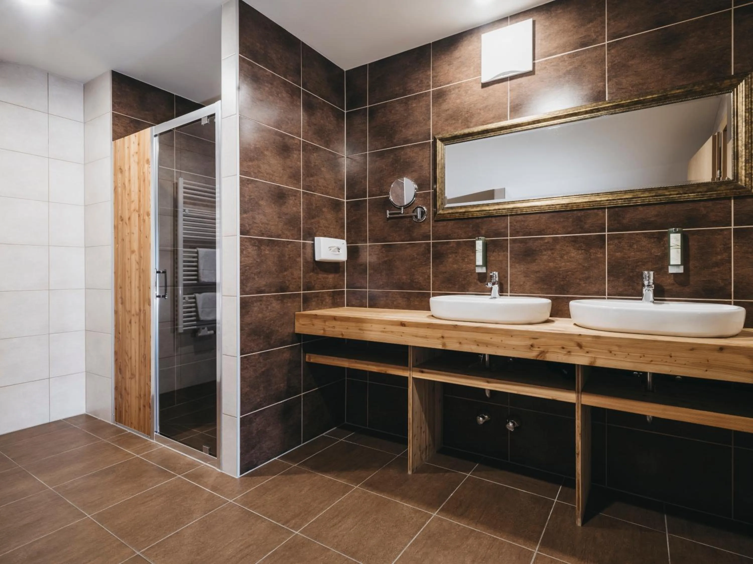 Bathroom in Hotel Victoria by VAYA