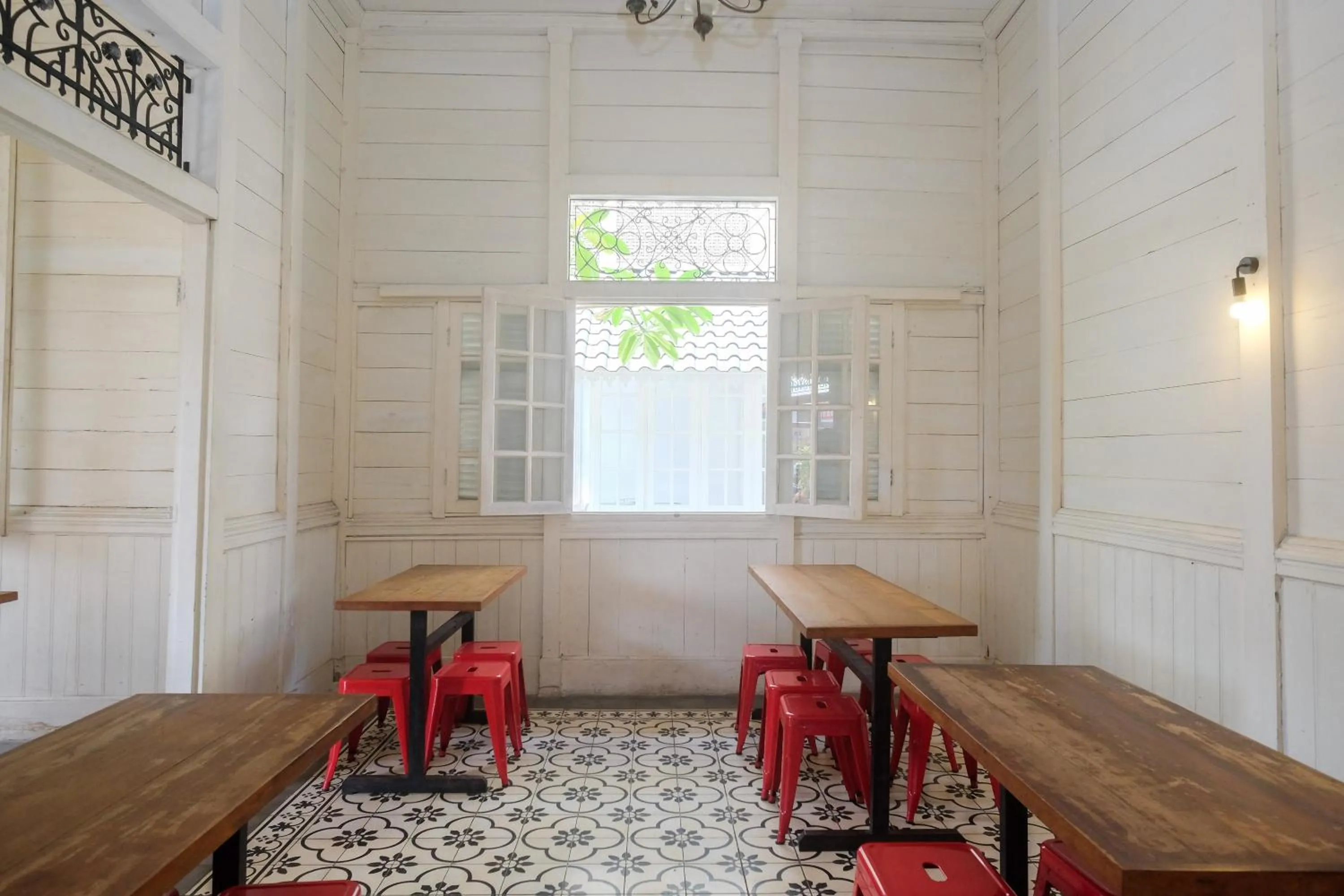 Seating area in RedDoorz Plus @ Harmonie Cepu Blora