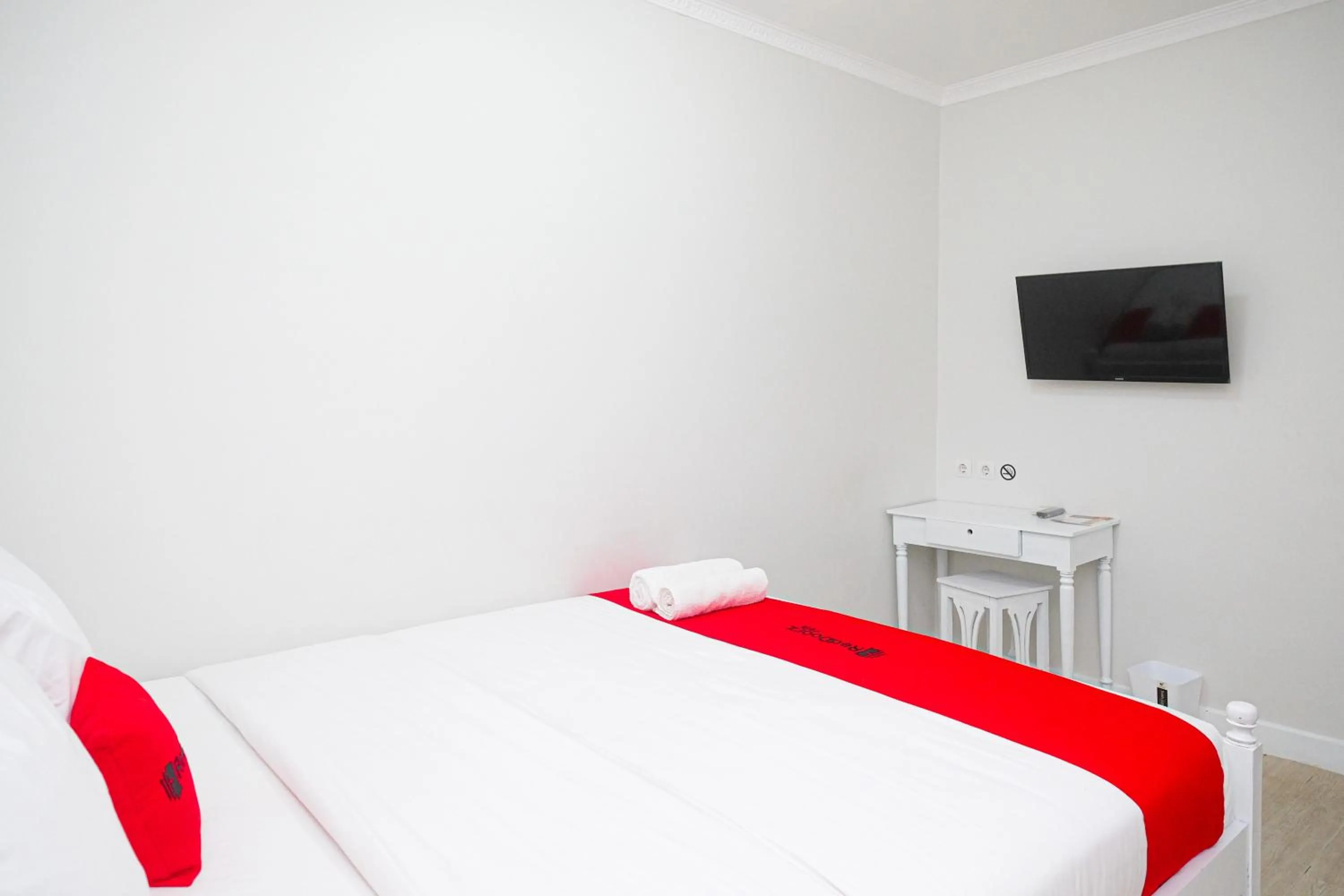 Bedroom, Bed in RedDoorz Plus @ Harmonie Cepu Blora