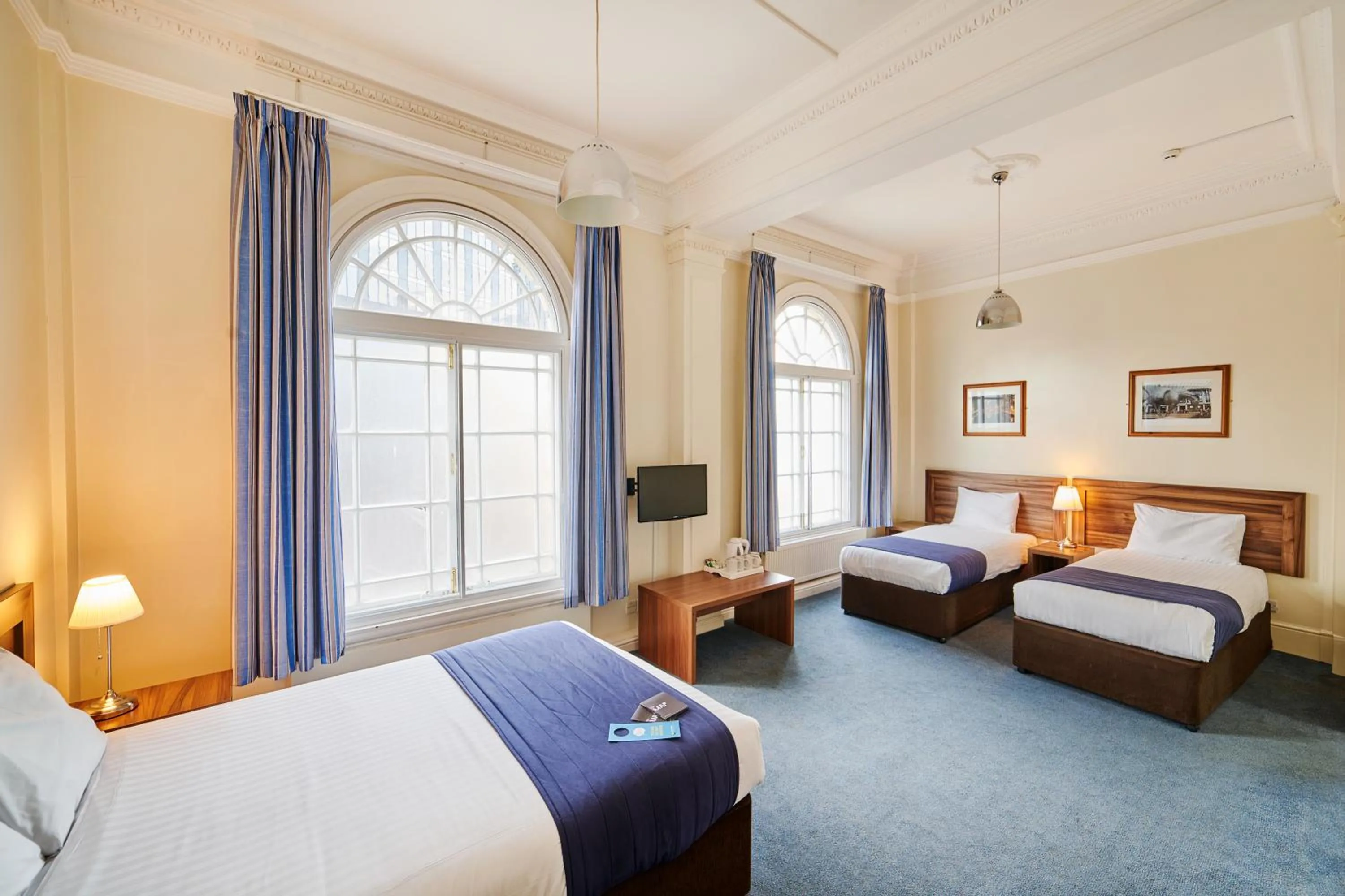 Bed in Discovery Inn - Leeds