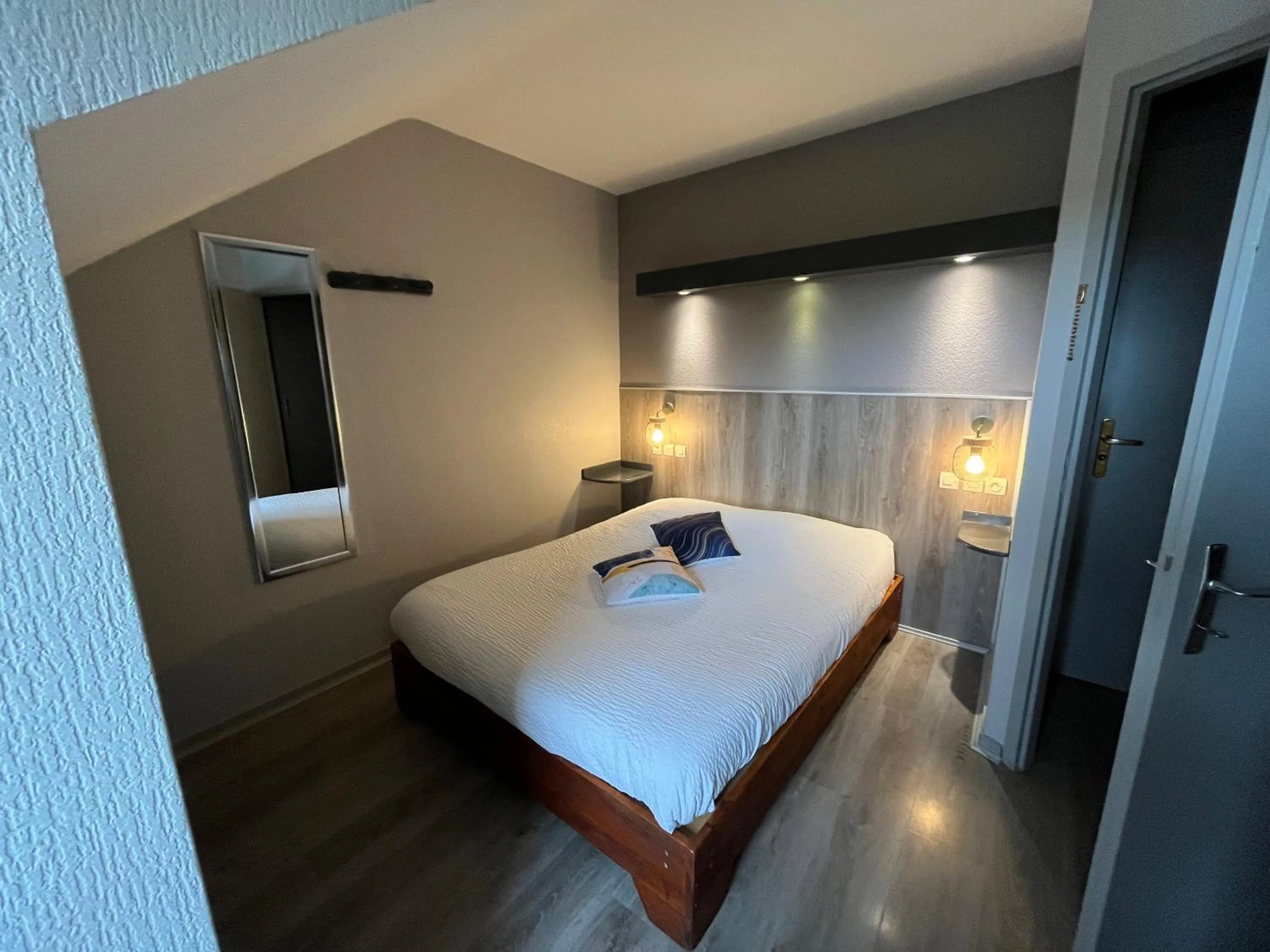 Bed in Logis Hôtel & Restaurant - Le Floride