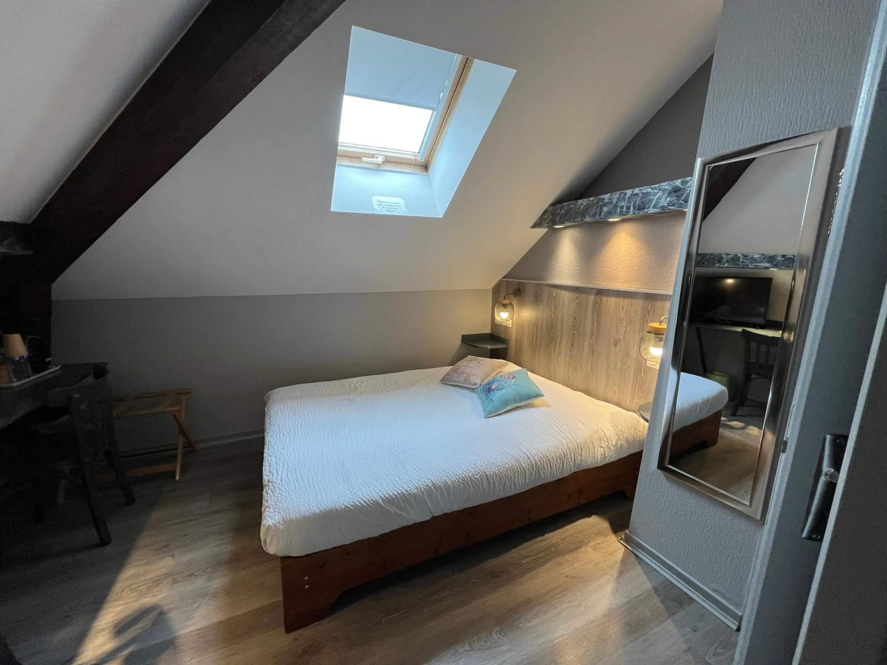 Bed in Logis Hôtel & Restaurant - Le Floride