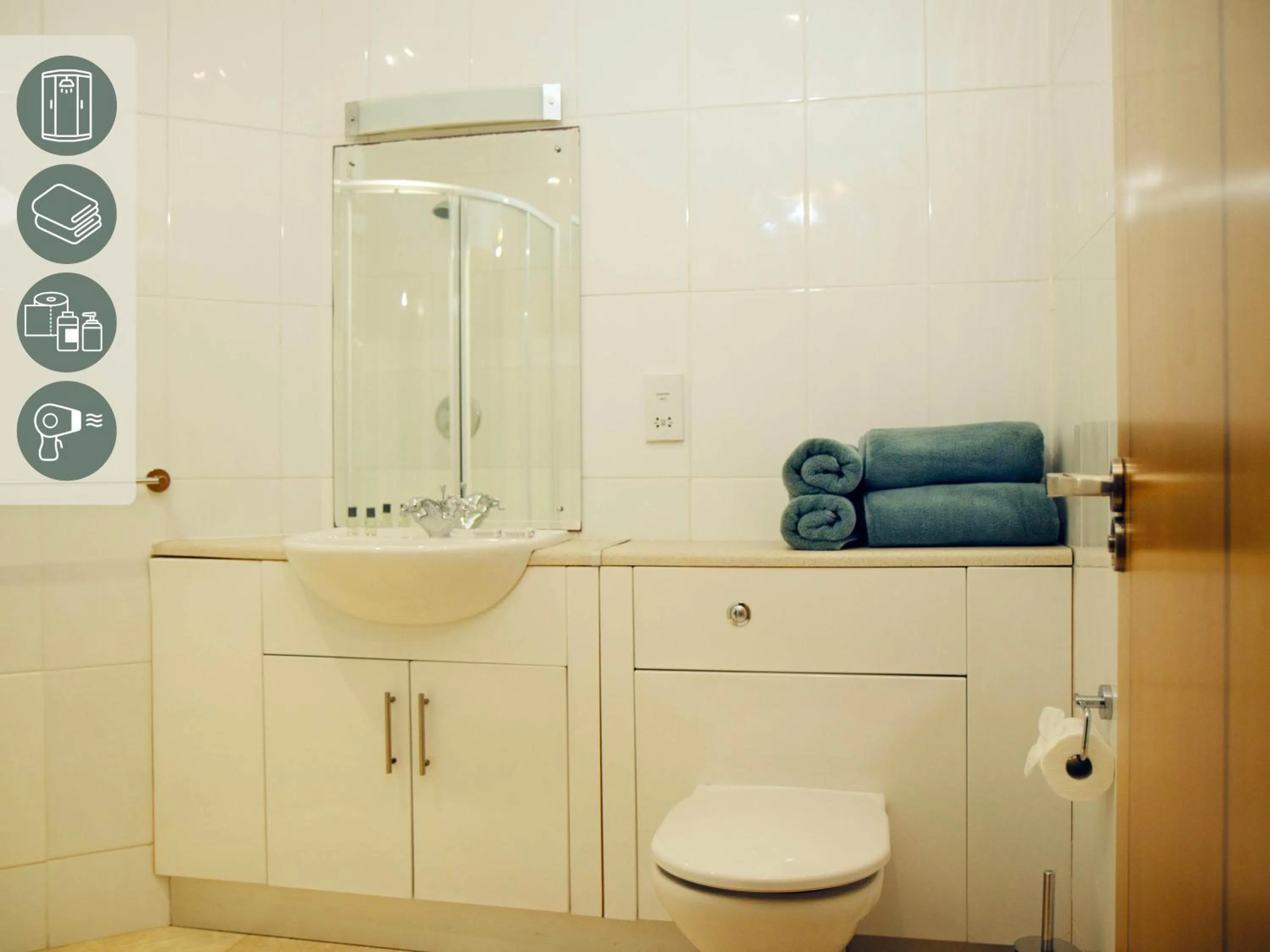 Shower in St Angela's Lakeside Aparthotel SALA
