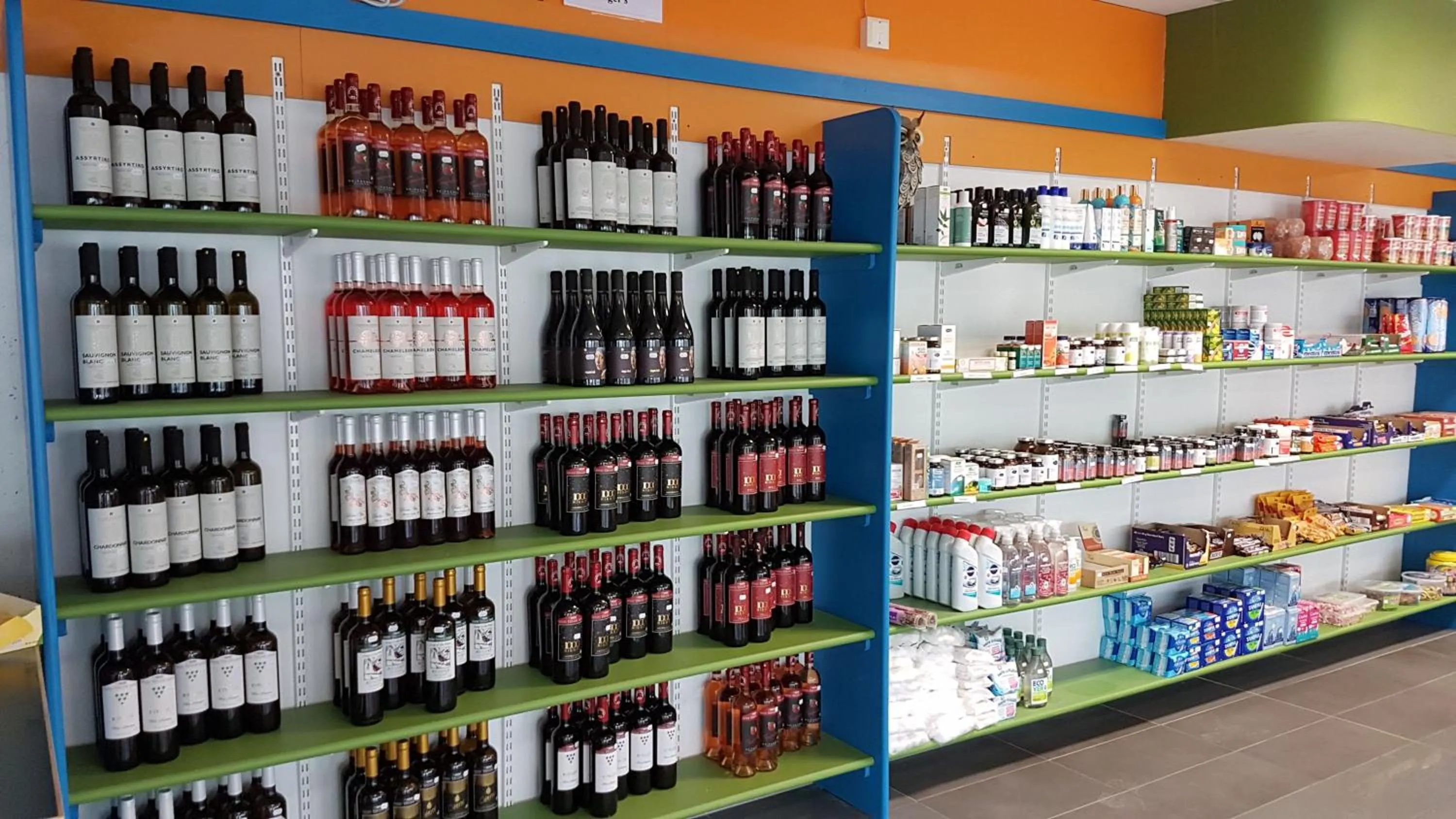 On-site shops in St Angela's Lakeside Aparthotel SALA