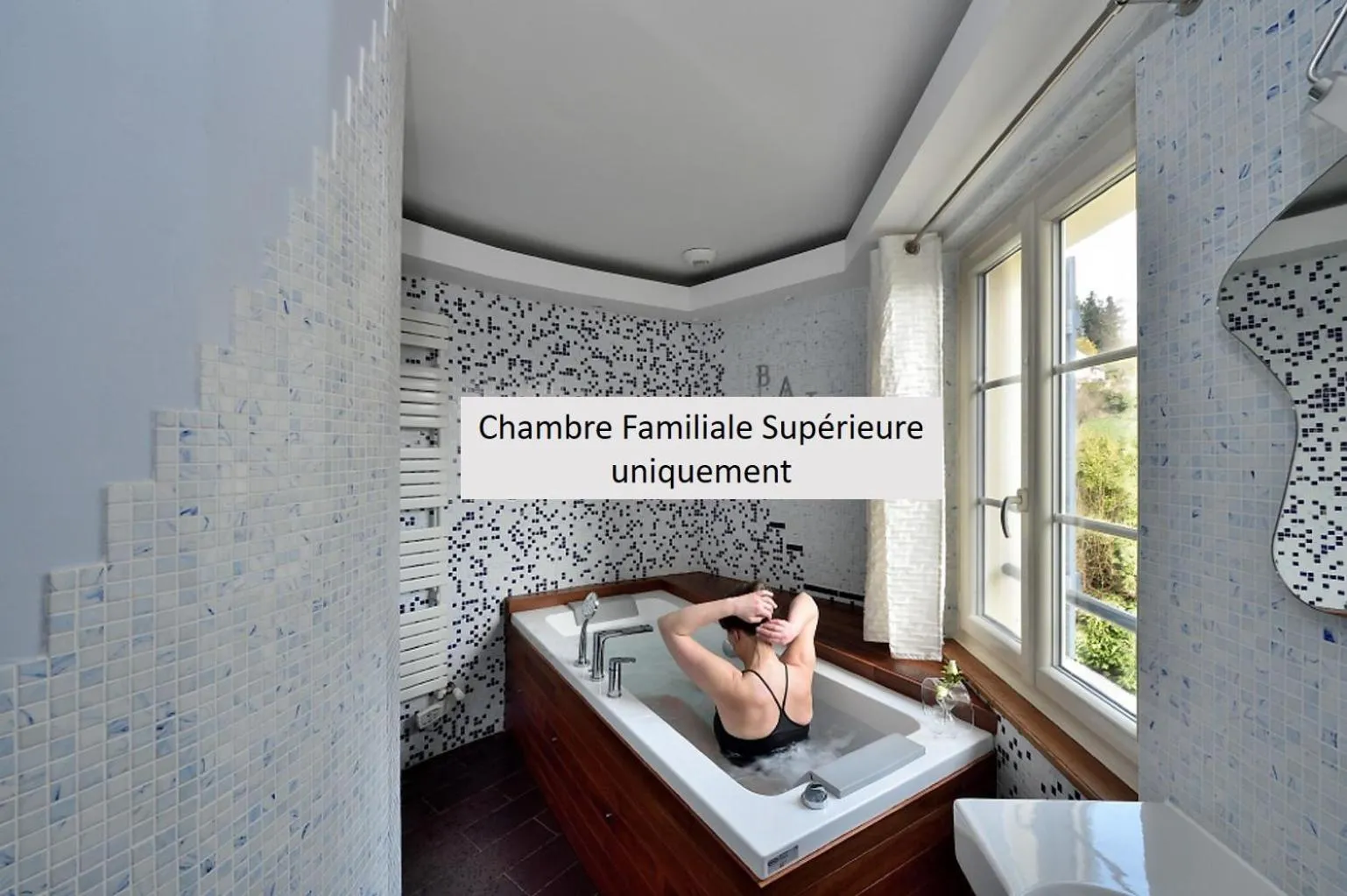 Hot Tub in Chambres d'hôtes Villa de Vienne-en-Arthies