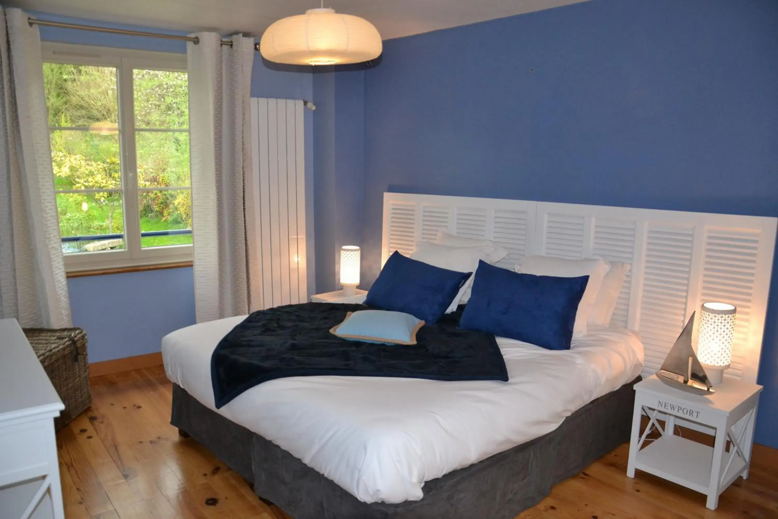 Photo of the whole room, Bed in Chambres d'hôtes Villa de Vienne-en-Arthies Photo of the whole room, Bed in Chambres d'hôtes Villa de Vienne-en-Arthies