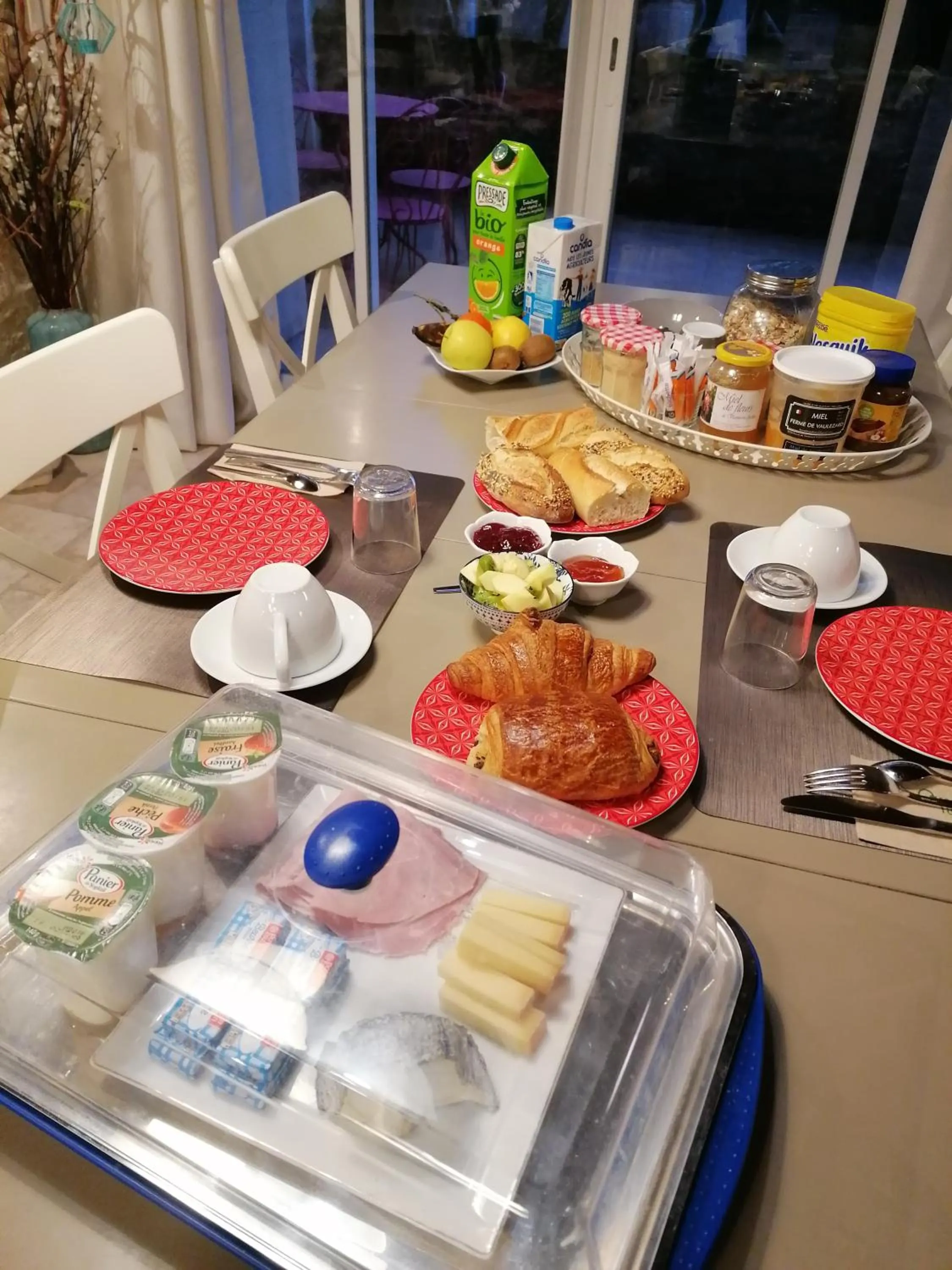 Breakfast in Chambres d'hôtes Villa de Vienne-en-Arthies