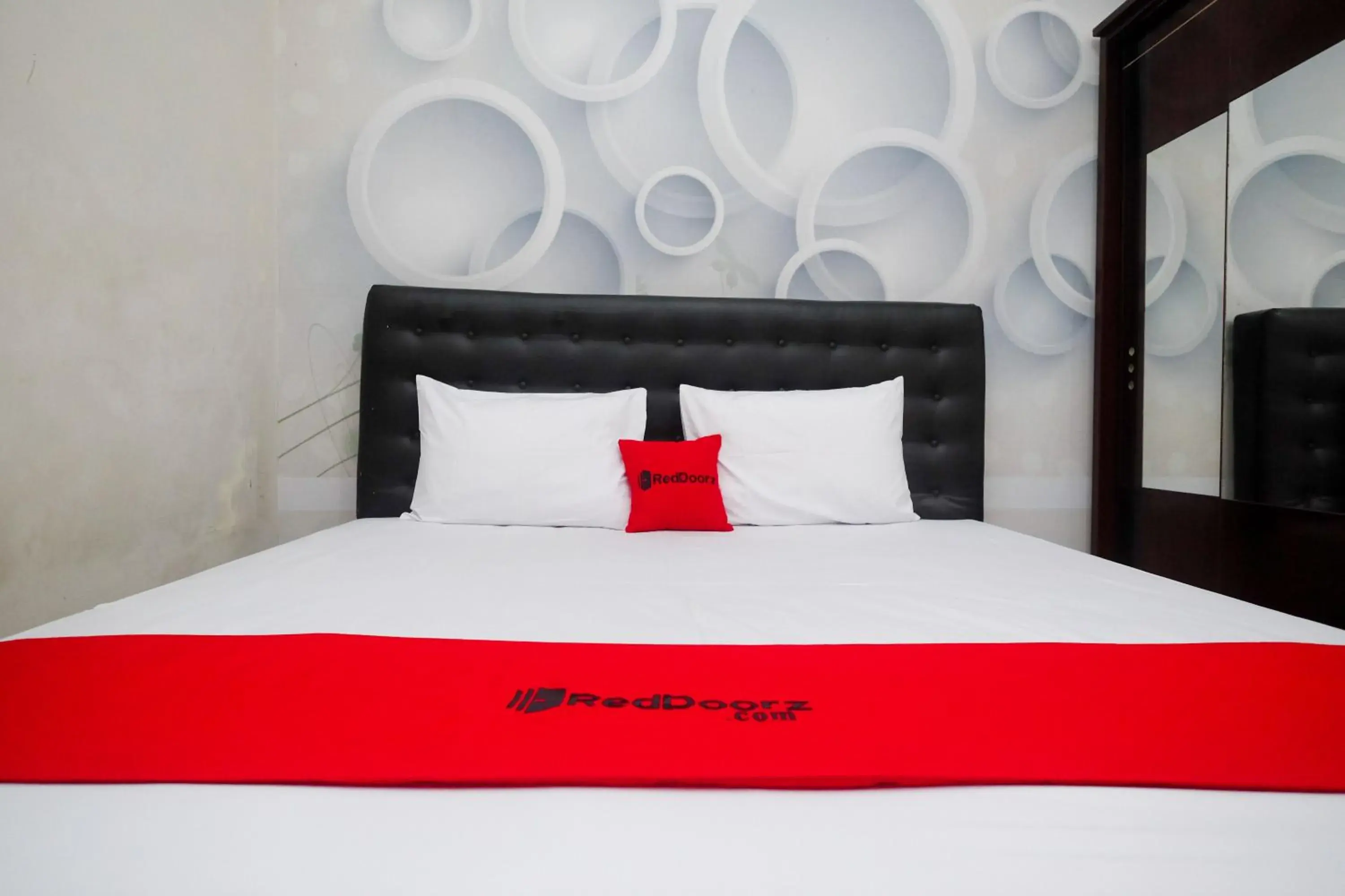 Double Room in RedDoorz @ Griya Bougenville Magelang Double Room in RedDoorz @ Griya Bougenville Magelang