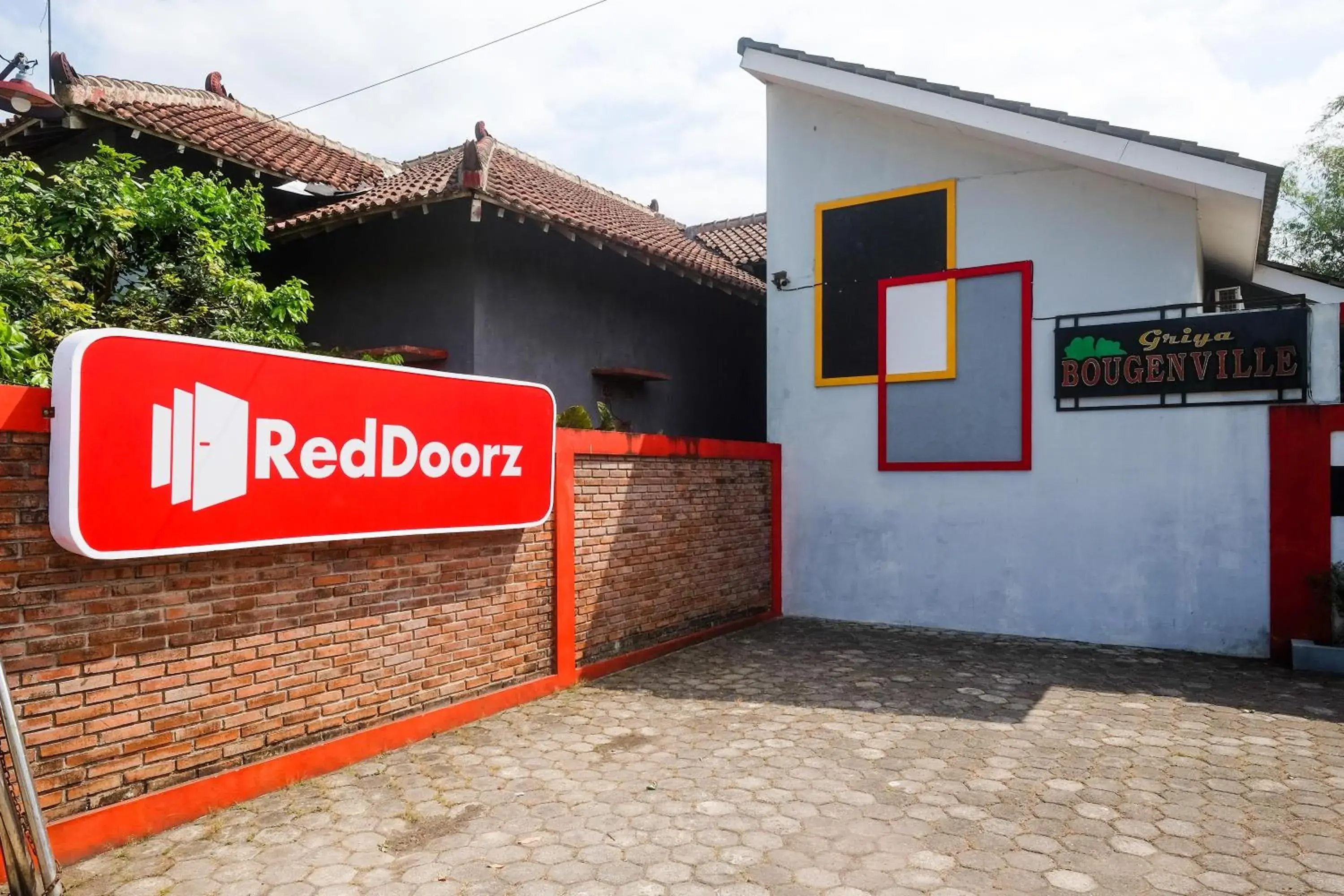 Property building in RedDoorz @ Griya Bougenville Magelang Property building in RedDoorz @ Griya Bougenville Magelang