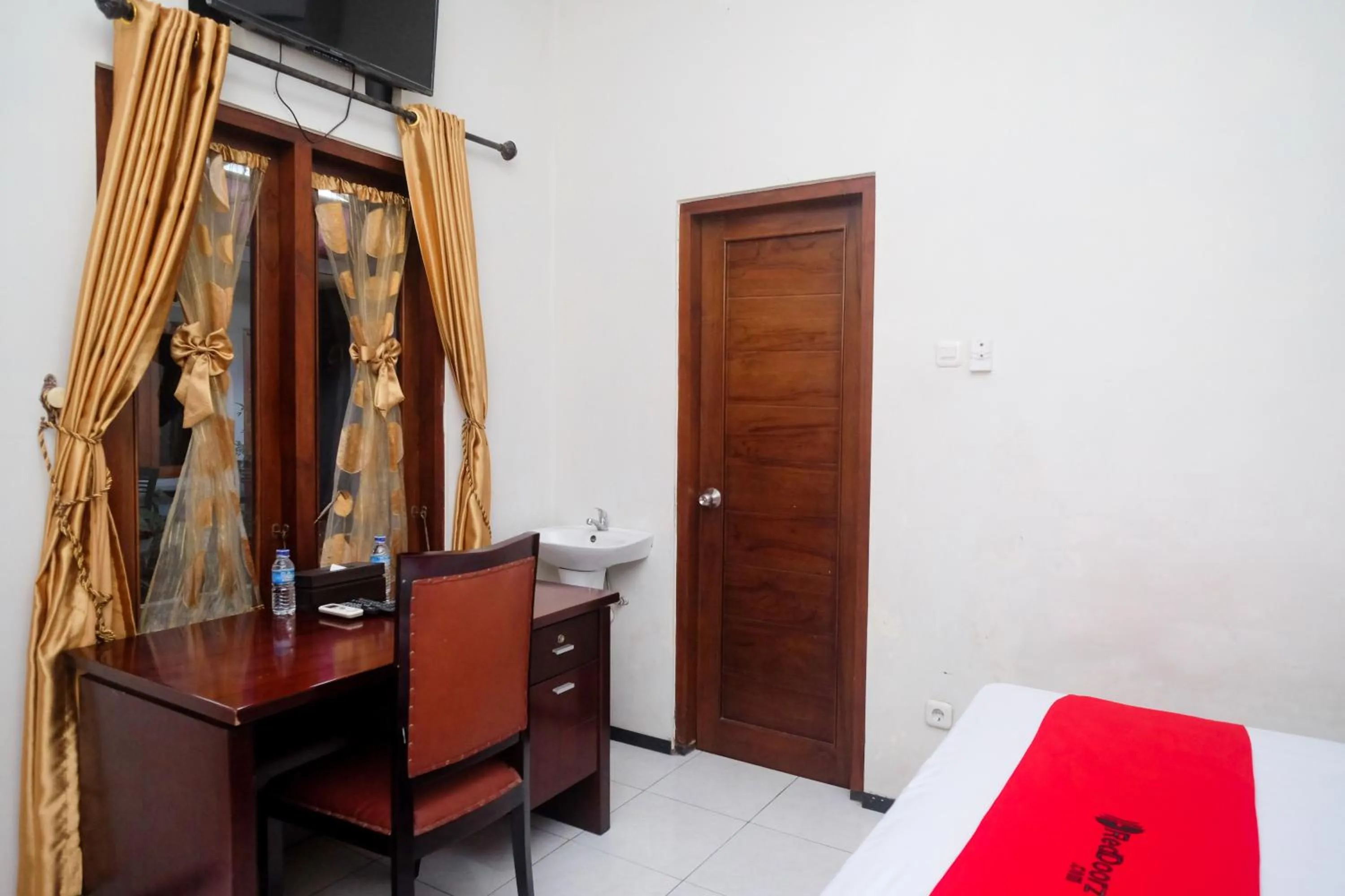 Bedroom, Bed in RedDoorz @ Griya Bougenville Magelang
