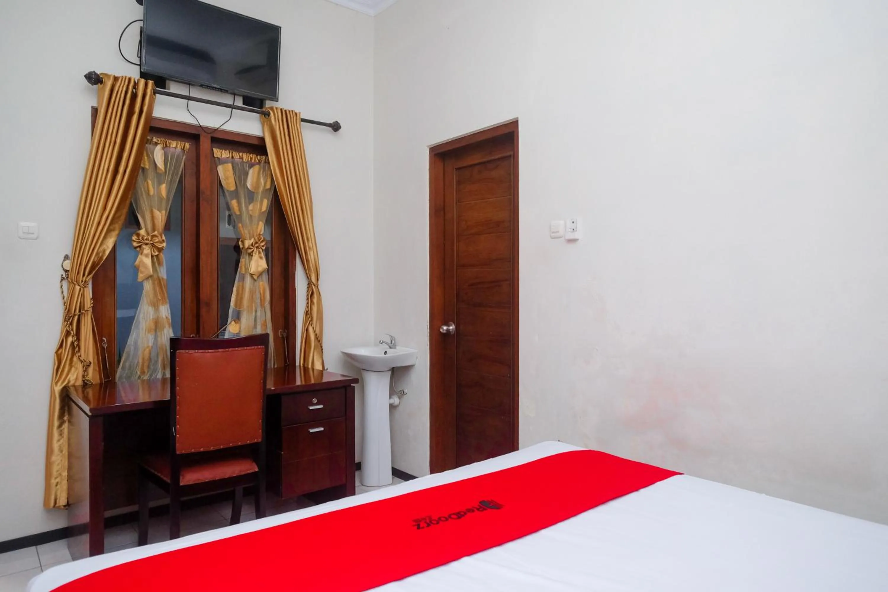 Bedroom, Bed in RedDoorz @ Griya Bougenville Magelang