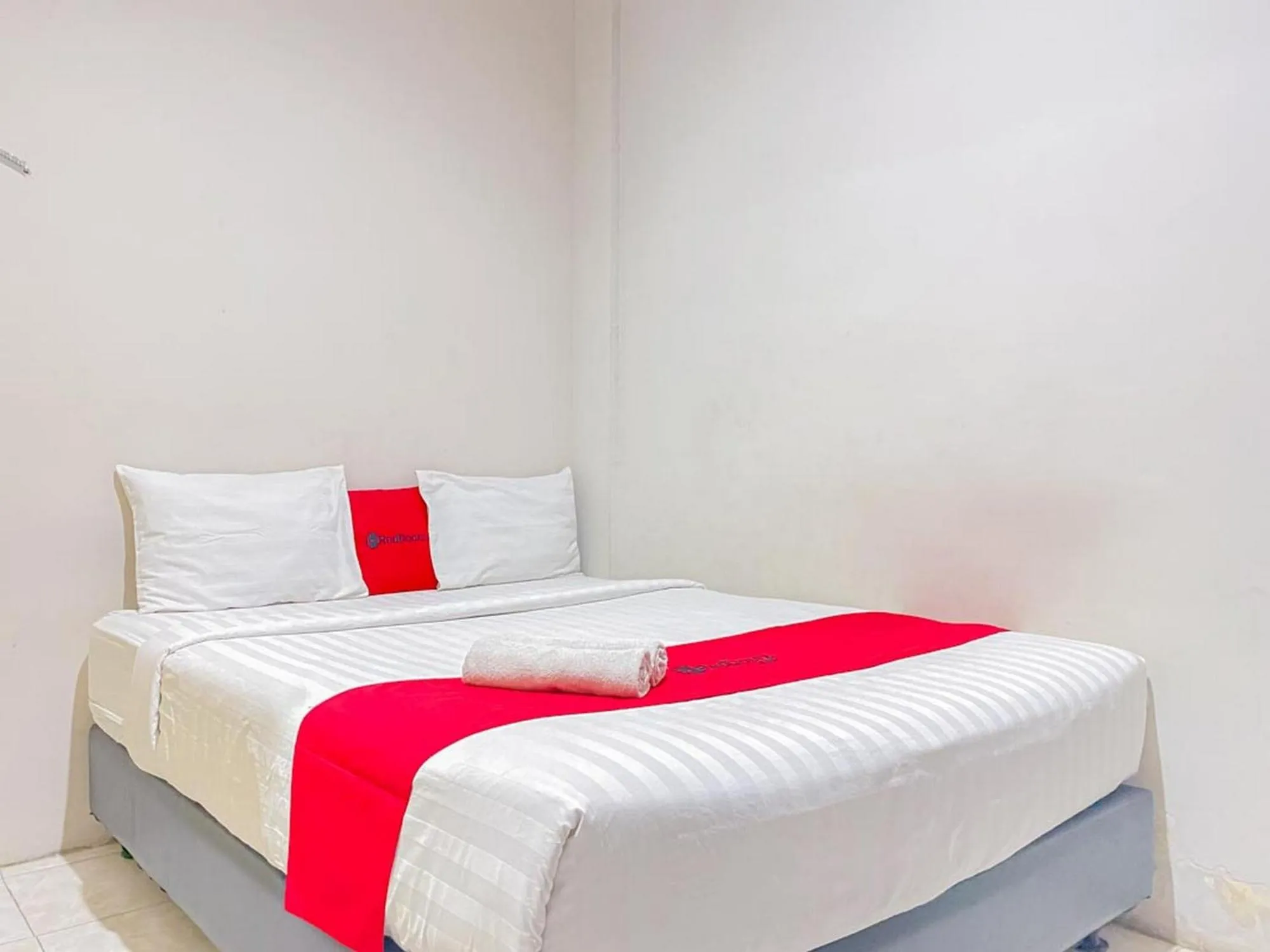 Bed in RedDoorz near Taman Flora Bratang Surabaya