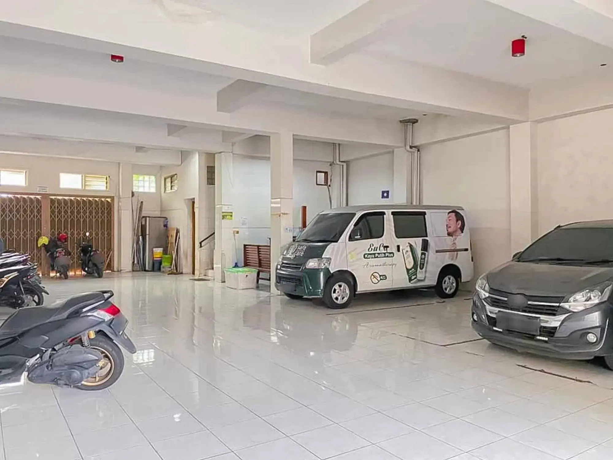 Parking in RedDoorz near Taman Flora Bratang Surabaya Parking in RedDoorz near Taman Flora Bratang Surabaya