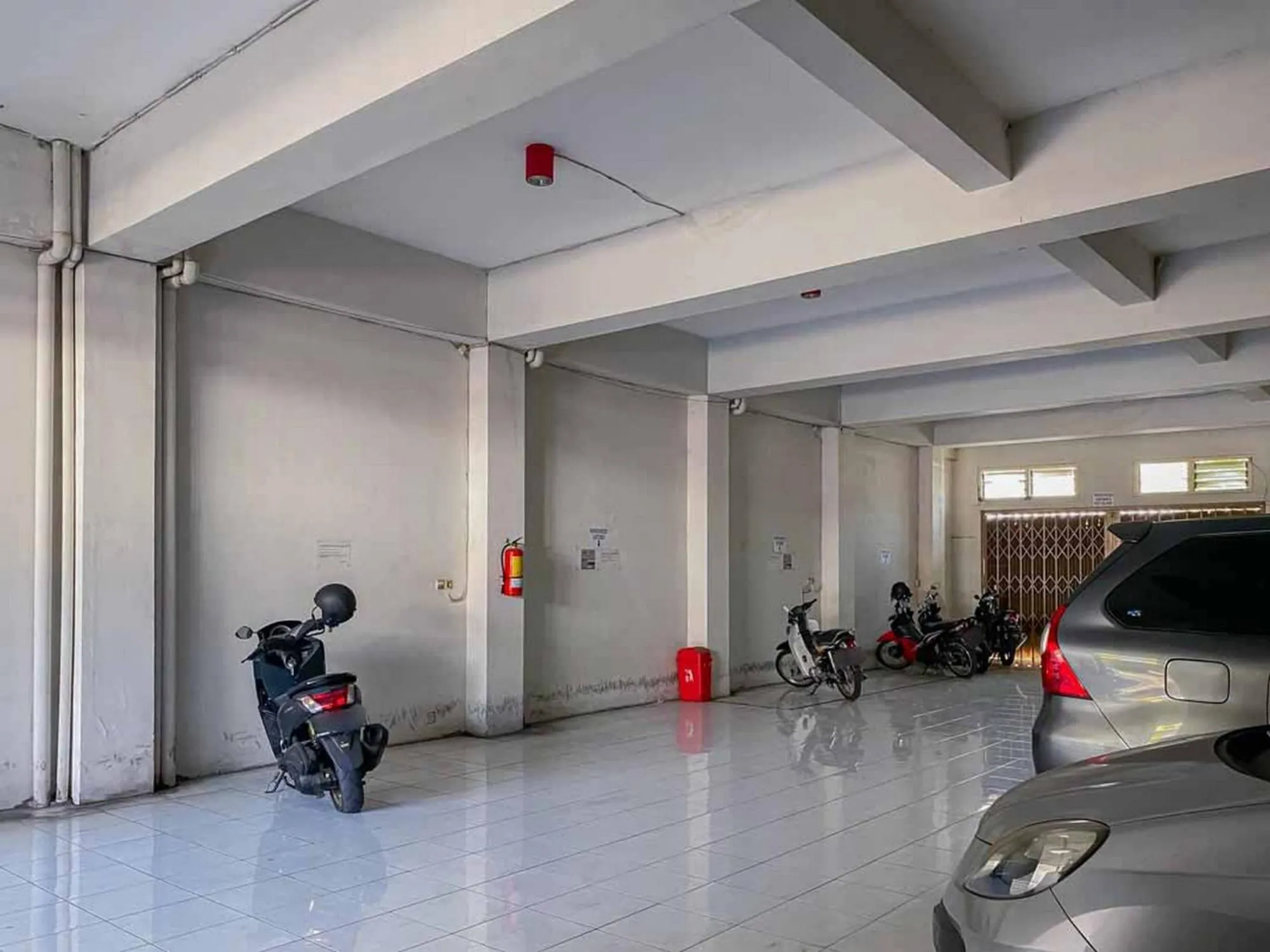 Parking in RedDoorz near Taman Flora Bratang Surabaya